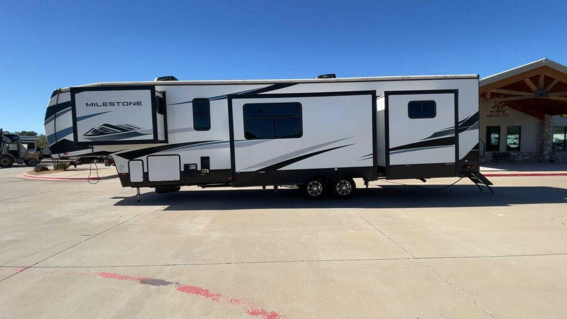 2022 HEARTLAND MILESTONE 386BH (5SFMG432XNE) , Length: 43.6 ft. | Dry Weight: 12,995 lbs. | Gross Weight: 15,500 lbs. | Slides: 4 transmission, located at 4319 N Main Street, Cleburne, TX, 76033, (817) 221-0660, 32.435829, -97.384178 - Photo#6