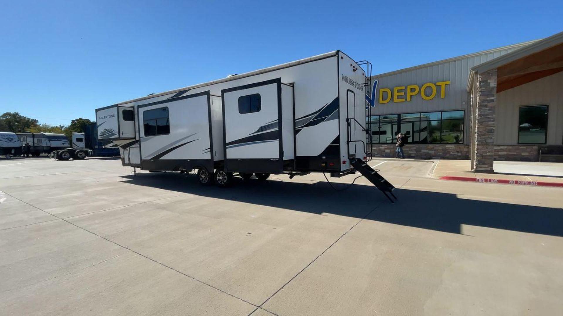 2022 HEARTLAND MILESTONE 386BH (5SFMG432XNE) , Length: 43.6 ft. | Dry Weight: 12,995 lbs. | Gross Weight: 15,500 lbs. | Slides: 4 transmission, located at 4319 N Main Street, Cleburne, TX, 76033, (817) 221-0660, 32.435829, -97.384178 - Photo#7