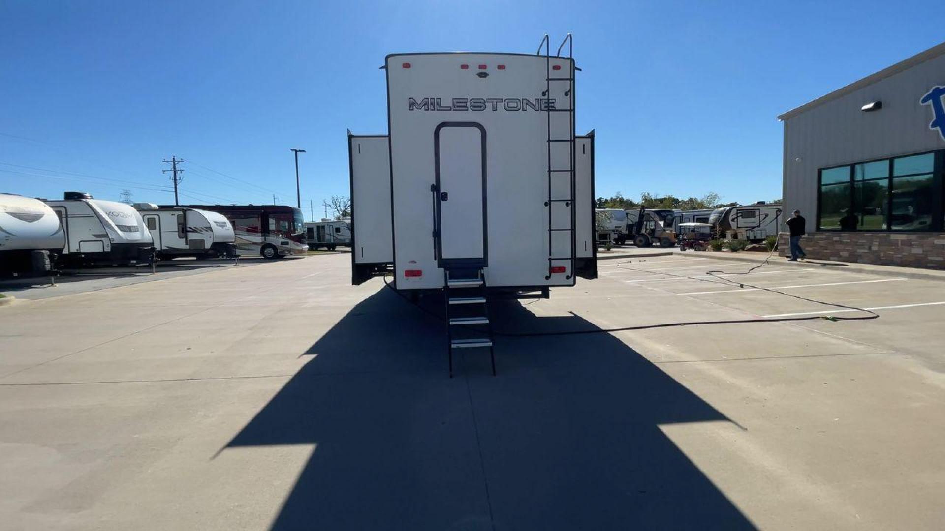 2022 HEARTLAND MILESTONE 386BH (5SFMG432XNE) , Length: 43.6 ft. | Dry Weight: 12,995 lbs. | Gross Weight: 15,500 lbs. | Slides: 4 transmission, located at 4319 N Main Street, Cleburne, TX, 76033, (817) 221-0660, 32.435829, -97.384178 - Photo#8