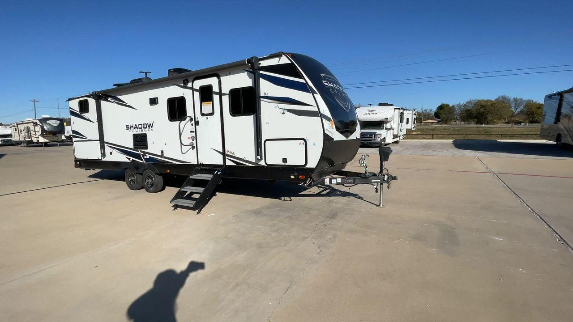 2022 HEARTLAND SHADOW CRUISER 280QB (5RXDB3228NN) , Length: 31.92 ft. | Dry Weight: 6,288 lbs. | Gross Weight: 7,816 lbs. | Slides: 1 transmission, located at 4319 N Main Street, Cleburne, TX, 76033, (817) 221-0660, 32.435829, -97.384178 - The 2022 Heartland Shadow Cruiser 280QB is a travel trailer designed with families in mind, offering a functional layout, modern amenities, and ample sleeping accommodations. Its lightweight design makes it easier to tow while still providing the space and features needed for memorable adventures. T - Photo#3