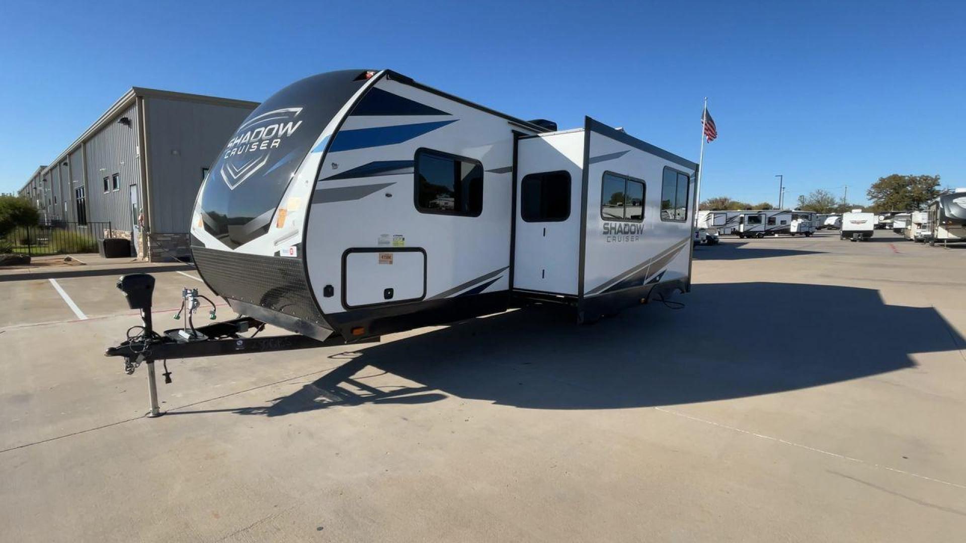 2022 HEARTLAND SHADOW CRUISER 280QB (5RXDB3228NN) , Length: 31.92 ft. | Dry Weight: 6,288 lbs. | Gross Weight: 7,816 lbs. | Slides: 1 transmission, located at 4319 N Main Street, Cleburne, TX, 76033, (817) 221-0660, 32.435829, -97.384178 - The 2022 Heartland Shadow Cruiser 280QB is a travel trailer designed with families in mind, offering a functional layout, modern amenities, and ample sleeping accommodations. Its lightweight design makes it easier to tow while still providing the space and features needed for memorable adventures. T - Photo#5