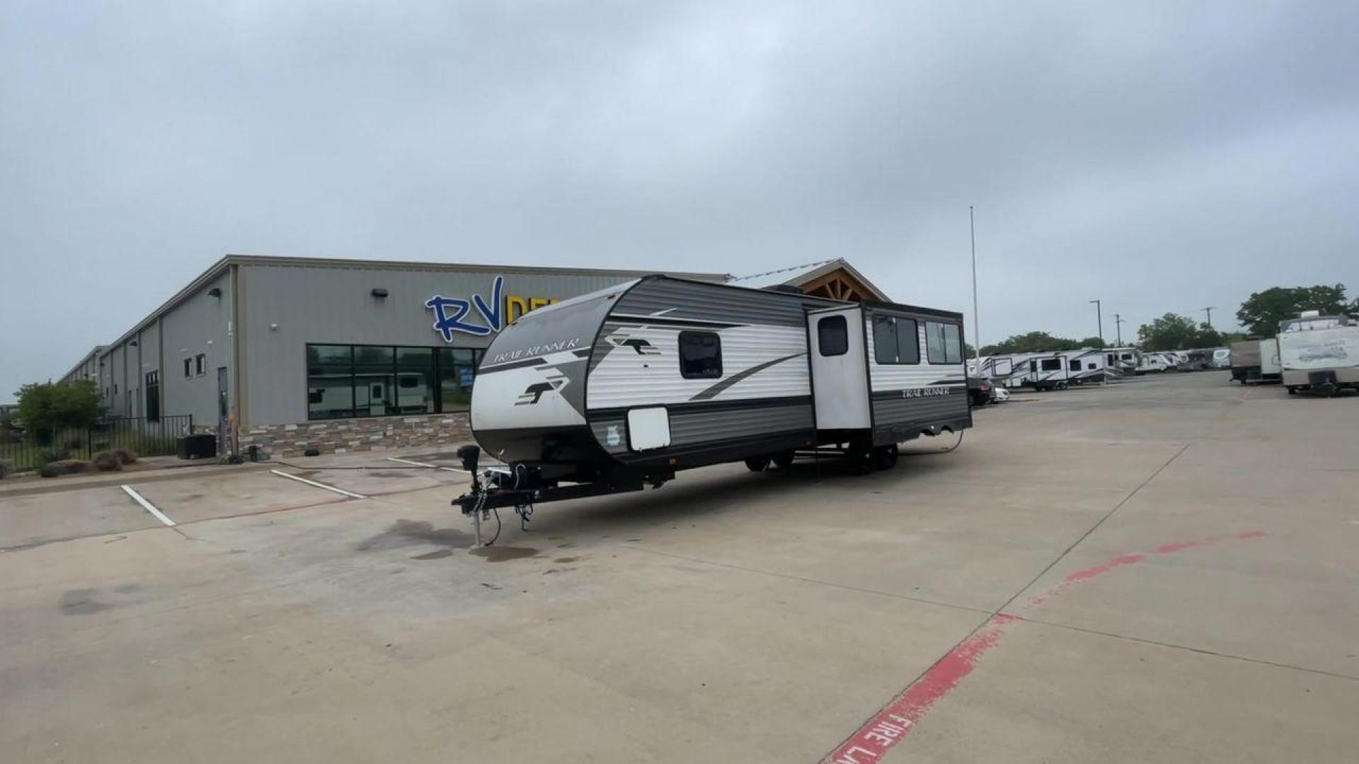 2022 HEARTLAND TRAIL RUNNER 31DB (5SFEB3724NE) , Length: 36.92 ft. | Dry Weight: 7,040 lbs. | Gross Weight: 9,642 lbs. | Slides: 1 transmission, located at 4319 N Main Street, Cleburne, TX, 76033, (817) 221-0660, 32.435829, -97.384178 - The 2022 Heartland Trail Runner 31DB is a flexible, family-friendly travel trailer that will make your camping trip more enjoyable. With a length of 36.92 feet and a dry weight of 7,040 pounds, this trailer gives you plenty of room and comfort for your trips. The gross weight of 9,642 pounds means t - Photo#5