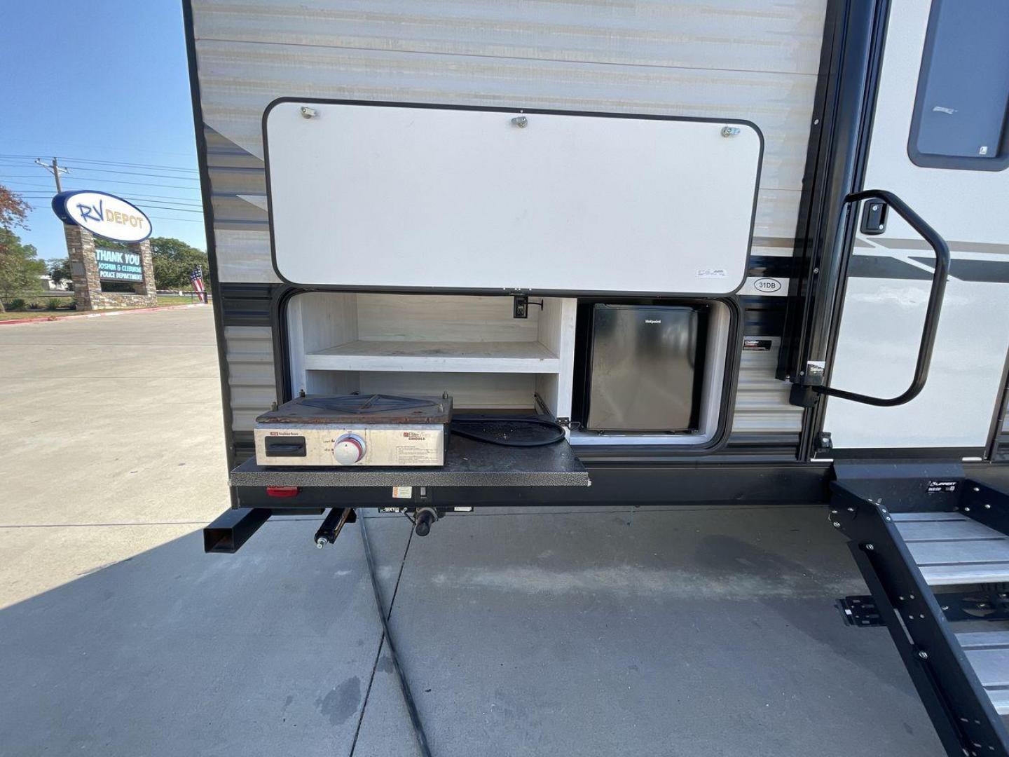 2022 HEARTLAND TRAIL RUNNER 31DB (5SFEB3728NE) , Length: 36.92 ft. | Dry Weight: 7,040 lbs. | Gross Weight: 9,642 lbs. | Slides: 1 transmission, located at 4319 N Main Street, Cleburne, TX, 76033, (817) 221-0660, 32.435829, -97.384178 - The 2022 Heartland Trail Runner 31DB is a flexible, family-friendly travel trailer that will make your camping trip more enjoyable. With a length of 36.92 feet and a dry weight of 7,040 pounds, this trailer gives you plenty of room and comfort for your trips. The gross weight of 9,642 pounds means t - Photo#22