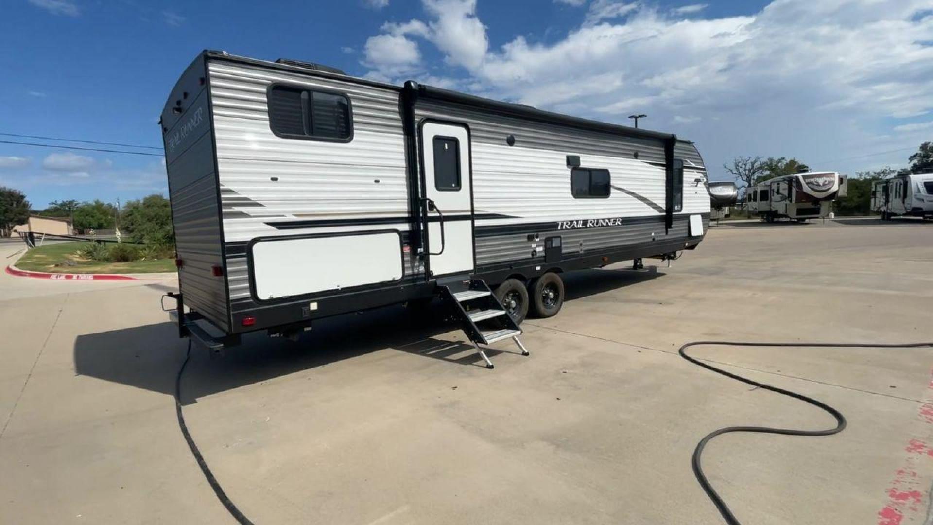 2022 HEARTLAND TRAIL RUNNER 31DB (5SFEB3722NE) , Length: 36.92 ft. | Dry Weight: 7,040 lbs. | Gross Weight: 9,642 lbs. | Slides: 1 transmission, located at 4319 N Main Street, Cleburne, TX, 76033, (817) 221-0660, 32.435829, -97.384178 - Photo#1