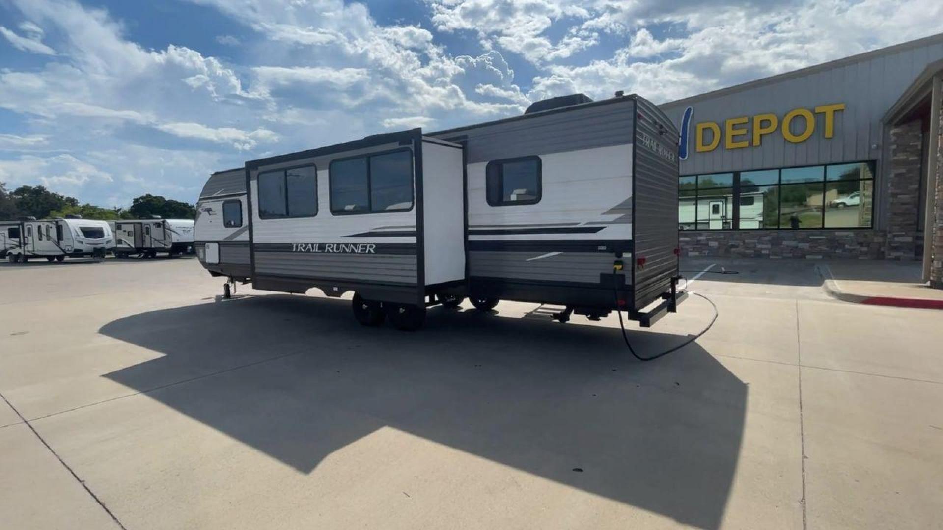 2022 HEARTLAND TRAIL RUNNER 31DB (5SFEB3722NE) , Length: 36.92 ft. | Dry Weight: 7,040 lbs. | Gross Weight: 9,642 lbs. | Slides: 1 transmission, located at 4319 N Main Street, Cleburne, TX, 76033, (817) 221-0660, 32.435829, -97.384178 - Photo#7