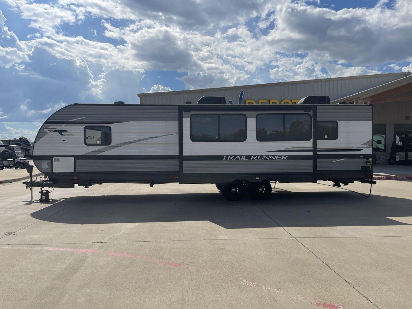 2022 HEARTLAND TRAIL RUNNER 31DB (5SFEB3722NE) , Length: 36.92 ft. | Dry Weight: 7,040 lbs. | Gross Weight: 9,642 lbs. | Slides: 1 transmission, located at 4319 N Main Street, Cleburne, TX, 76033, (817) 221-0660, 32.435829, -97.384178 - Photo#24