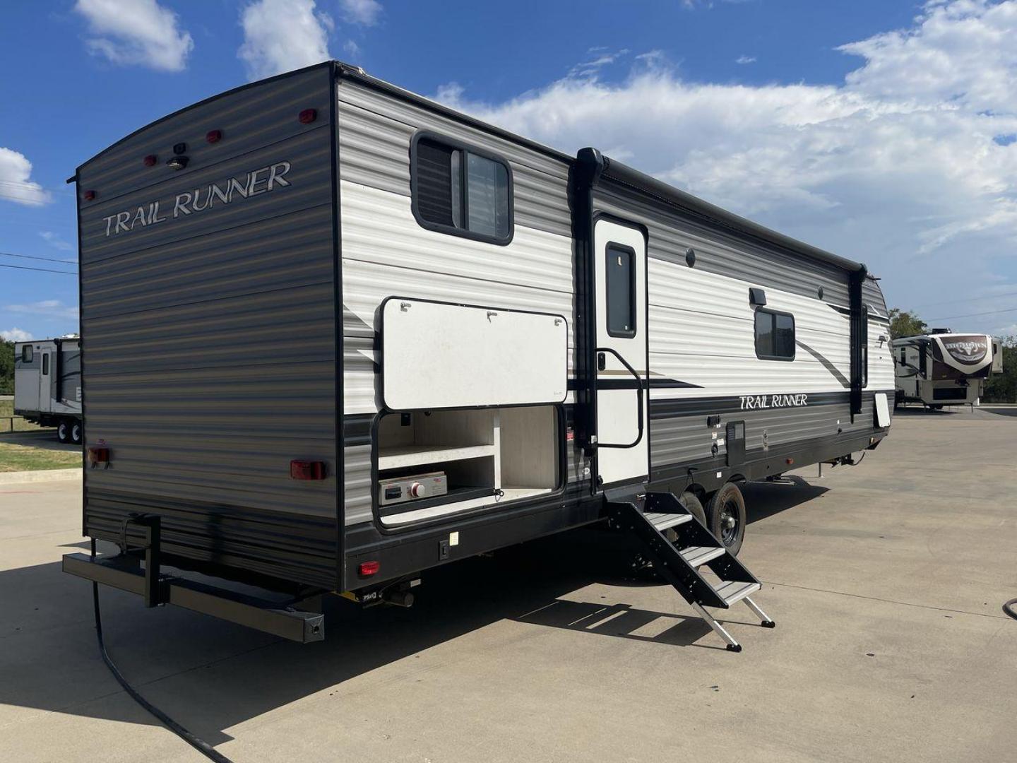 2022 HEARTLAND TRAIL RUNNER 31DB (5SFEB3722NE) , Length: 36.92 ft. | Dry Weight: 7,040 lbs. | Gross Weight: 9,642 lbs. | Slides: 1 transmission, located at 4319 N Main Street, Cleburne, TX, 76033, (817) 221-0660, 32.435829, -97.384178 - Photo#25