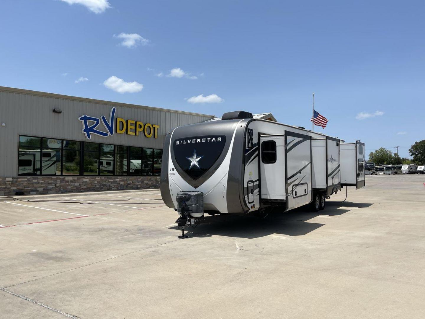 2022 HIGHLAND RIDGE SILVERSTAR 338BHS (58TBH0BU1N3) , Length: 39.8 ft. | Dry Weight: 10,415 lbs. | Gross Weight: 12,000 lbs. | Slides: 4 transmission, located at 4319 N Main Street, Cleburne, TX, 76033, (817) 221-0660, 32.435829, -97.384178 - Photo#0