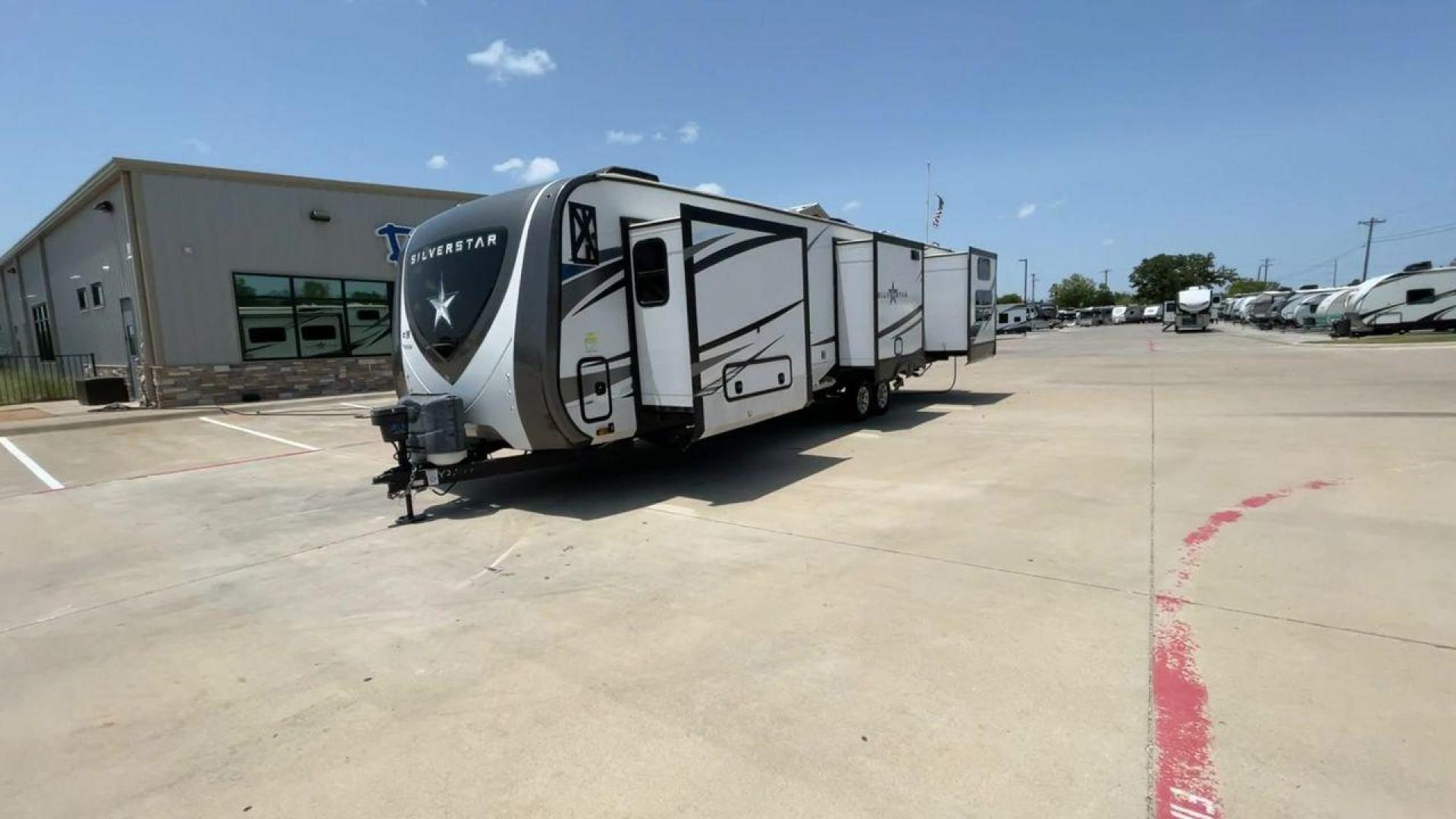 2022 HIGHLAND RIDGE SILVERSTAR 338BHS (58TBH0BU1N3) , Length: 39.8 ft. | Dry Weight: 10,415 lbs. | Gross Weight: 12,000 lbs. | Slides: 4 transmission, located at 4319 N Main Street, Cleburne, TX, 76033, (817) 221-0660, 32.435829, -97.384178 - Photo#5