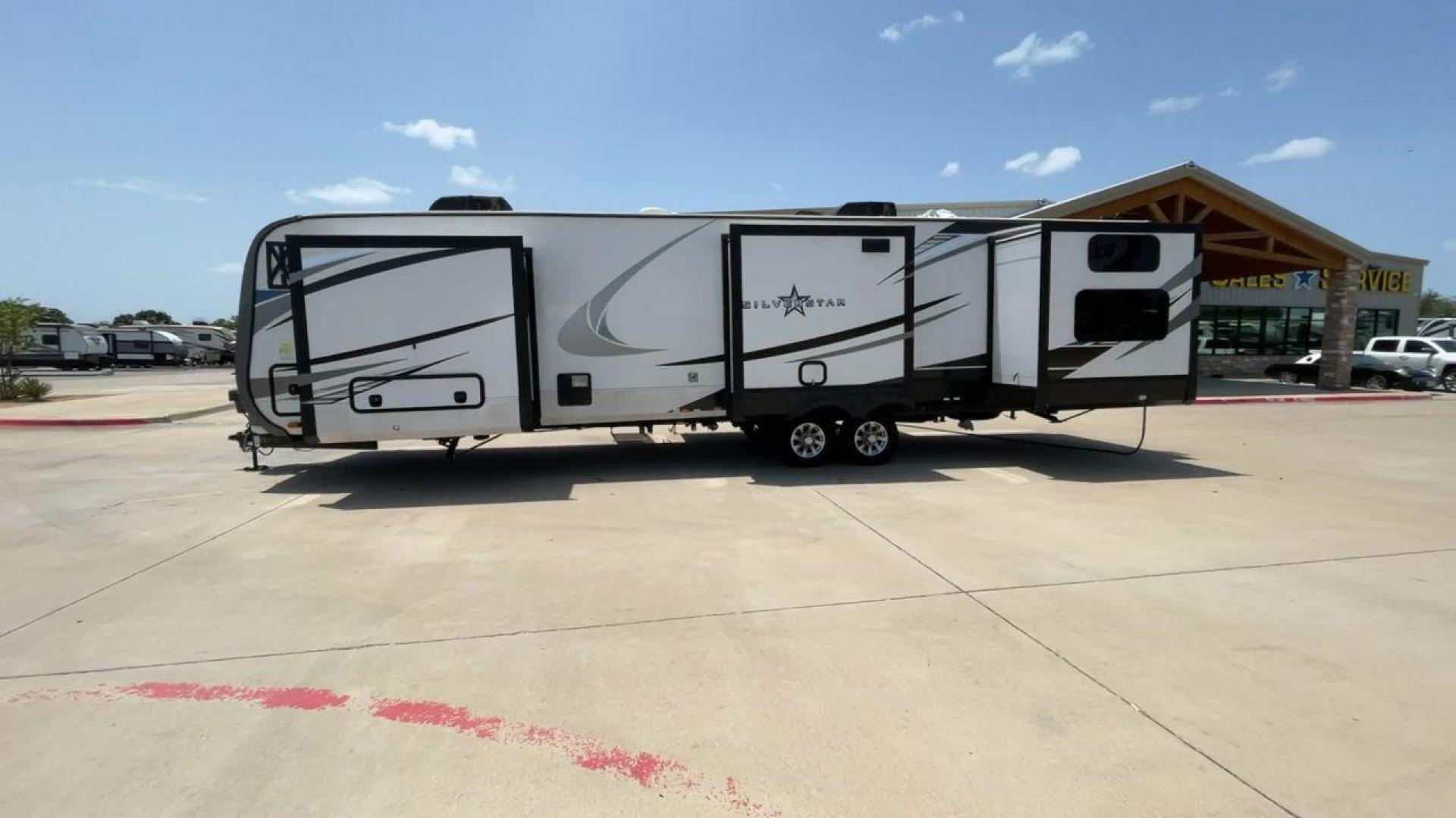 2022 HIGHLAND RIDGE SILVERSTAR 338BHS (58TBH0BU1N3) , Length: 39.8 ft. | Dry Weight: 10,415 lbs. | Gross Weight: 12,000 lbs. | Slides: 4 transmission, located at 4319 N Main Street, Cleburne, TX, 76033, (817) 221-0660, 32.435829, -97.384178 - Photo#6