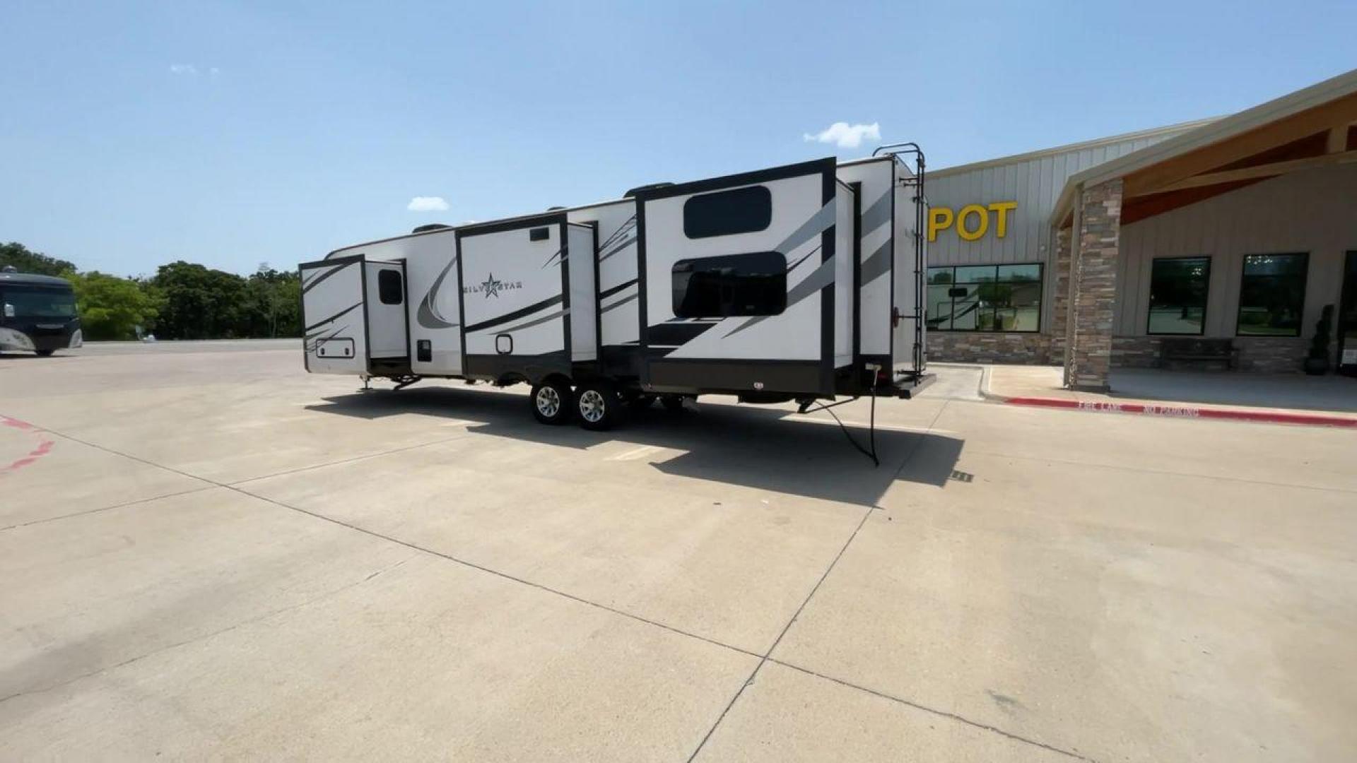 2022 HIGHLAND RIDGE SILVERSTAR 338BHS (58TBH0BU1N3) , Length: 39.8 ft. | Dry Weight: 10,415 lbs. | Gross Weight: 12,000 lbs. | Slides: 4 transmission, located at 4319 N Main Street, Cleburne, TX, 76033, (817) 221-0660, 32.435829, -97.384178 - Photo#7