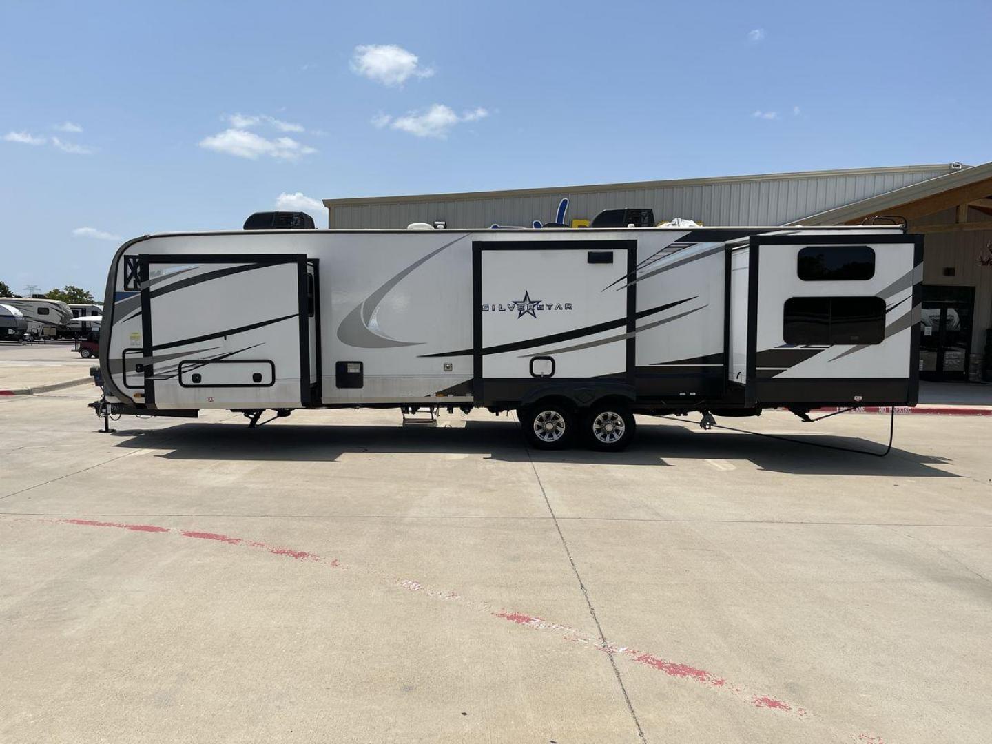 2022 HIGHLAND RIDGE SILVERSTAR 338BHS (58TBH0BU1N3) , Length: 39.8 ft. | Dry Weight: 10,415 lbs. | Gross Weight: 12,000 lbs. | Slides: 4 transmission, located at 4319 N Main Street, Cleburne, TX, 76033, (817) 221-0660, 32.435829, -97.384178 - Photo#24