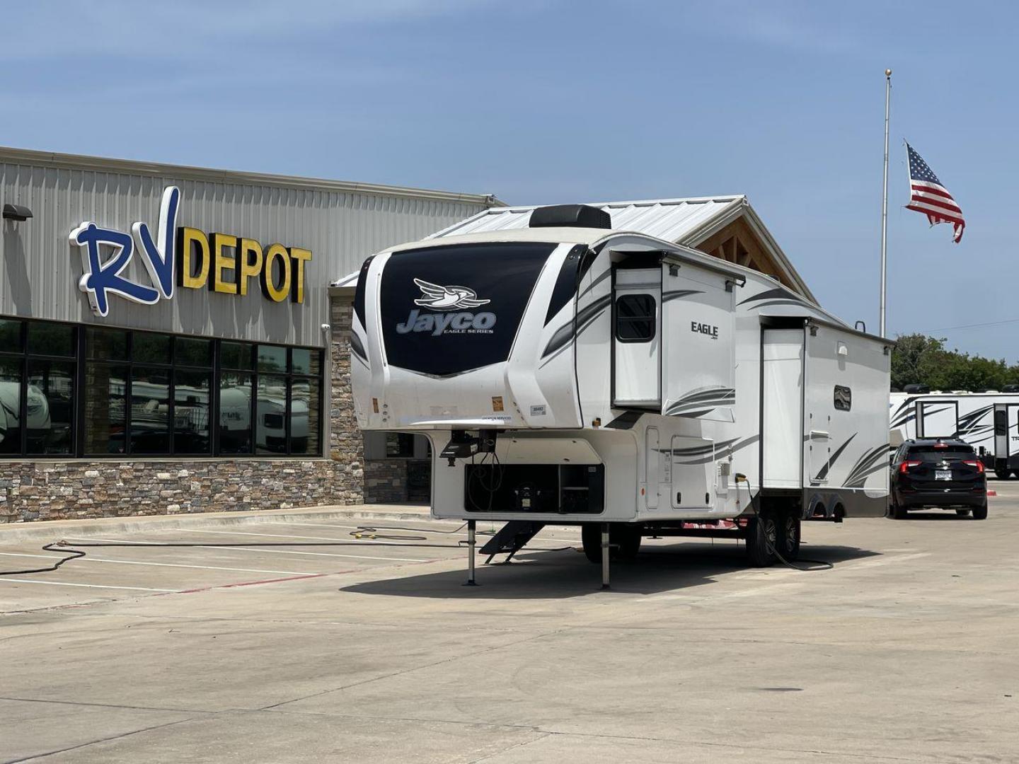 2022 JAYCO EAGLE 321RSTS (1UJCJ0BT7N1) , Length: 36.17 ft. | Dry Weight: 10,580 lbs. | Gross Weight: 12,700 lbs. | Slides: 3 transmission, located at 4319 N Main Street, Cleburne, TX, 76033, (817) 221-0660, 32.435829, -97.384178 - Photo#0