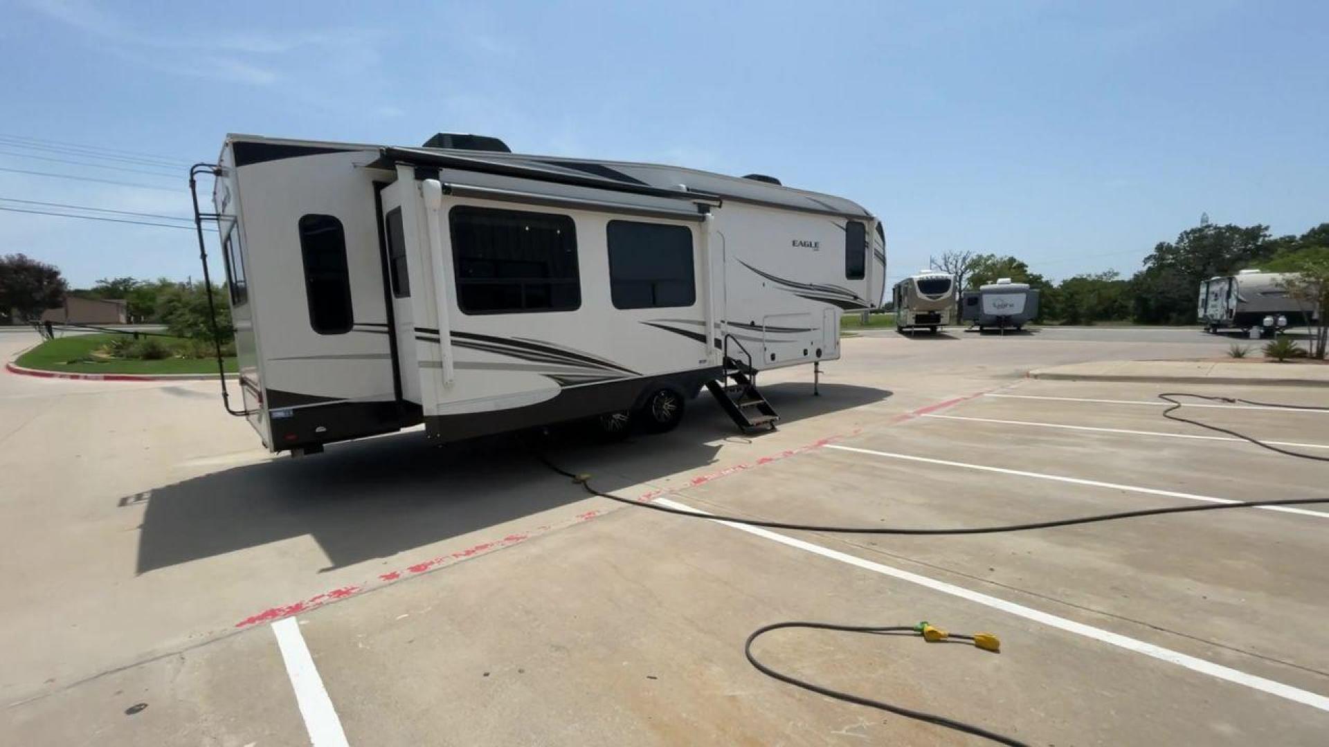 2022 JAYCO EAGLE 321RSTS (1UJCJ0BT7N1) , Length: 36.17 ft. | Dry Weight: 10,580 lbs. | Gross Weight: 12,700 lbs. | Slides: 3 transmission, located at 4319 N Main Street, Cleburne, TX, 76033, (817) 221-0660, 32.435829, -97.384178 - Photo#1