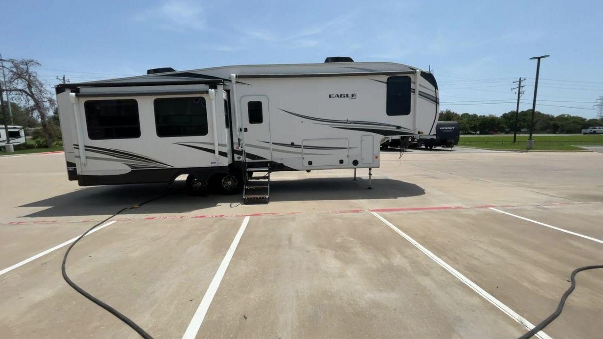 2022 JAYCO EAGLE 321RSTS (1UJCJ0BT7N1) , Length: 36.17 ft. | Dry Weight: 10,580 lbs. | Gross Weight: 12,700 lbs. | Slides: 3 transmission, located at 4319 N Main Street, Cleburne, TX, 76033, (817) 221-0660, 32.435829, -97.384178 - Photo#2