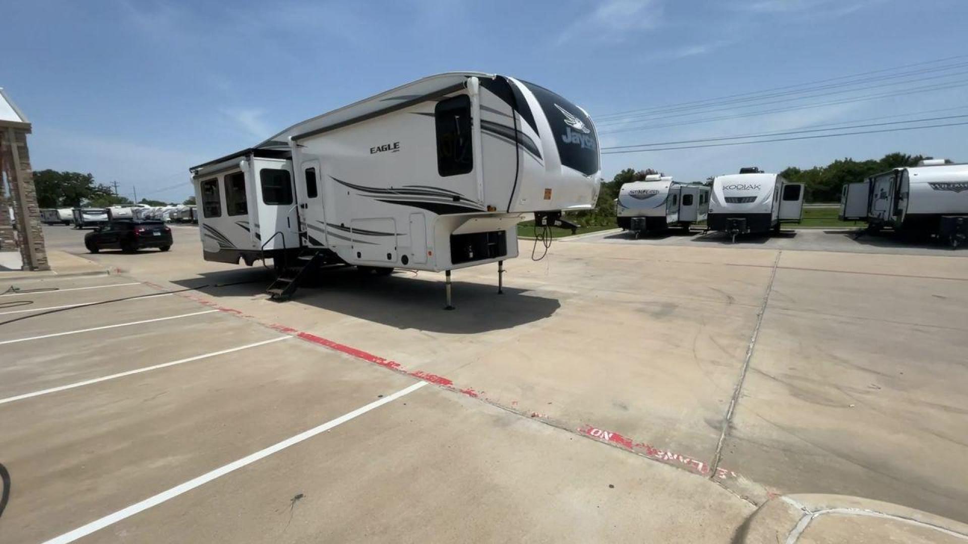 2022 JAYCO EAGLE 321RSTS (1UJCJ0BT7N1) , Length: 36.17 ft. | Dry Weight: 10,580 lbs. | Gross Weight: 12,700 lbs. | Slides: 3 transmission, located at 4319 N Main Street, Cleburne, TX, 76033, (817) 221-0660, 32.435829, -97.384178 - Photo#3