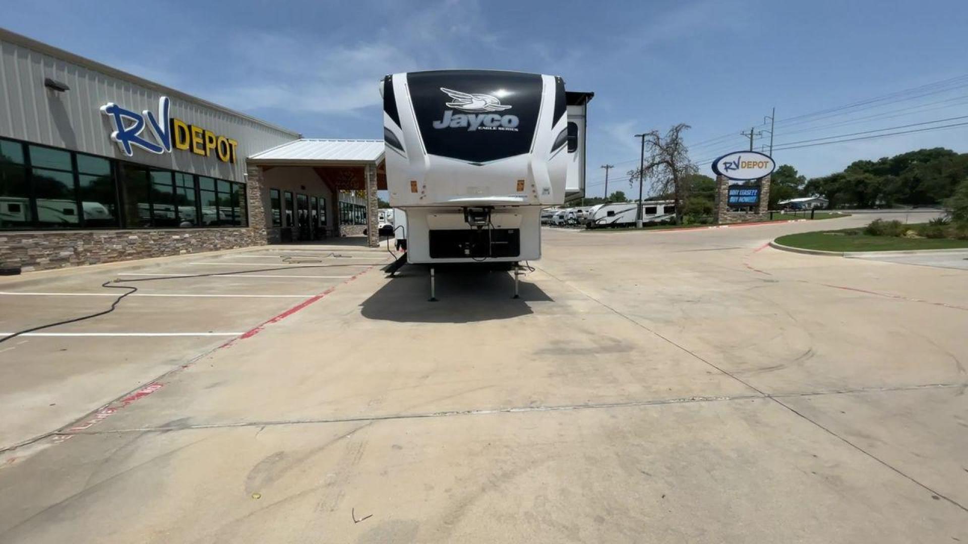 2022 JAYCO EAGLE 321RSTS (1UJCJ0BT7N1) , Length: 36.17 ft. | Dry Weight: 10,580 lbs. | Gross Weight: 12,700 lbs. | Slides: 3 transmission, located at 4319 N Main Street, Cleburne, TX, 76033, (817) 221-0660, 32.435829, -97.384178 - Photo#4