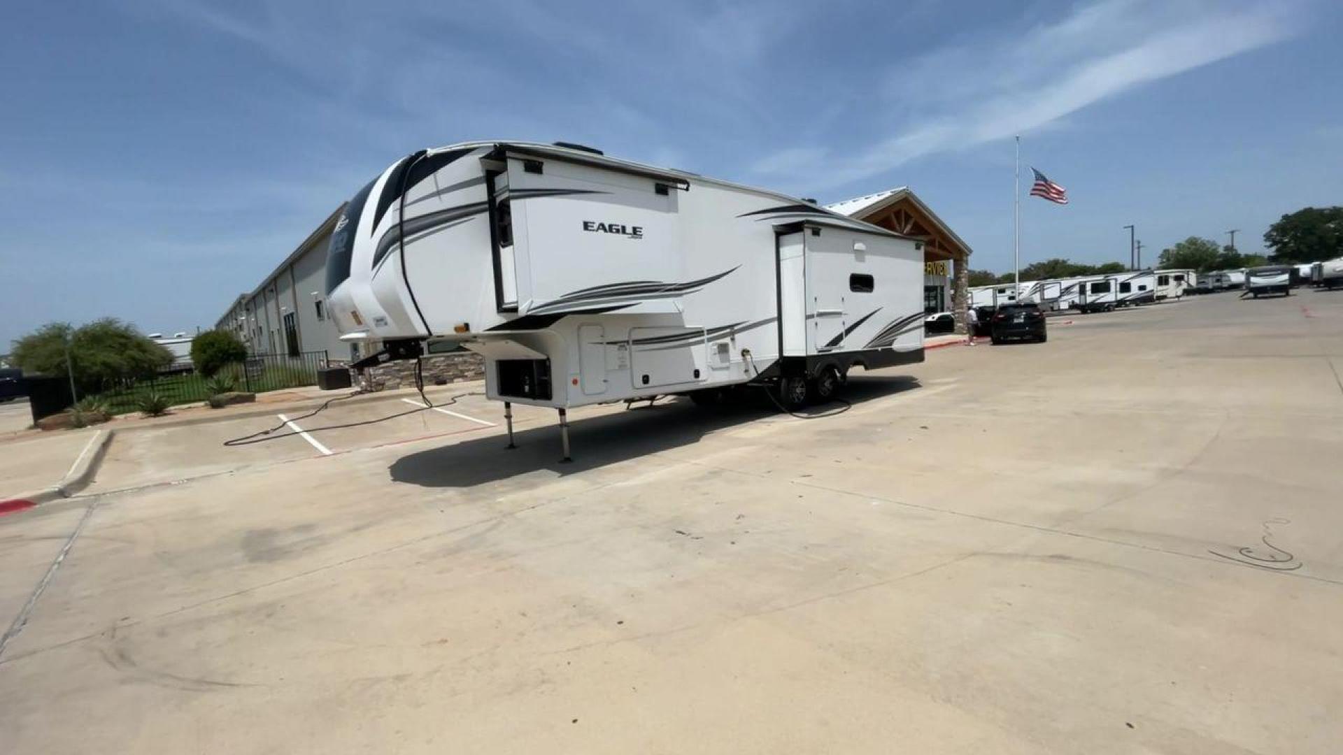 2022 JAYCO EAGLE 321RSTS (1UJCJ0BT7N1) , Length: 36.17 ft. | Dry Weight: 10,580 lbs. | Gross Weight: 12,700 lbs. | Slides: 3 transmission, located at 4319 N Main Street, Cleburne, TX, 76033, (817) 221-0660, 32.435829, -97.384178 - Photo#5