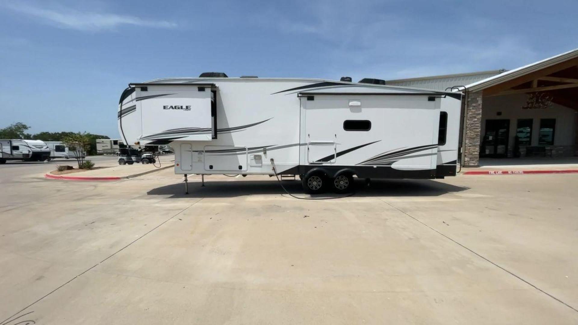 2022 JAYCO EAGLE 321RSTS (1UJCJ0BT7N1) , Length: 36.17 ft. | Dry Weight: 10,580 lbs. | Gross Weight: 12,700 lbs. | Slides: 3 transmission, located at 4319 N Main Street, Cleburne, TX, 76033, (817) 221-0660, 32.435829, -97.384178 - Photo#6