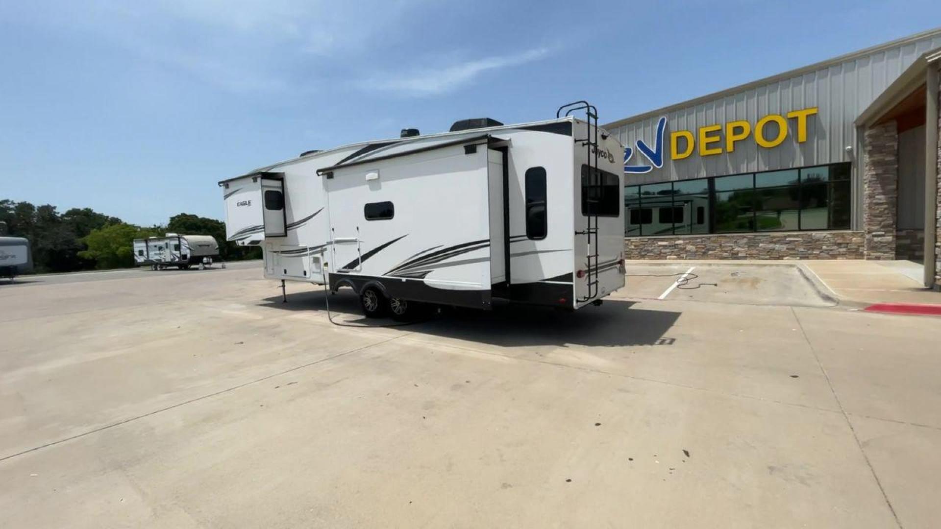 2022 JAYCO EAGLE 321RSTS (1UJCJ0BT7N1) , Length: 36.17 ft. | Dry Weight: 10,580 lbs. | Gross Weight: 12,700 lbs. | Slides: 3 transmission, located at 4319 N Main Street, Cleburne, TX, 76033, (817) 221-0660, 32.435829, -97.384178 - Photo#7