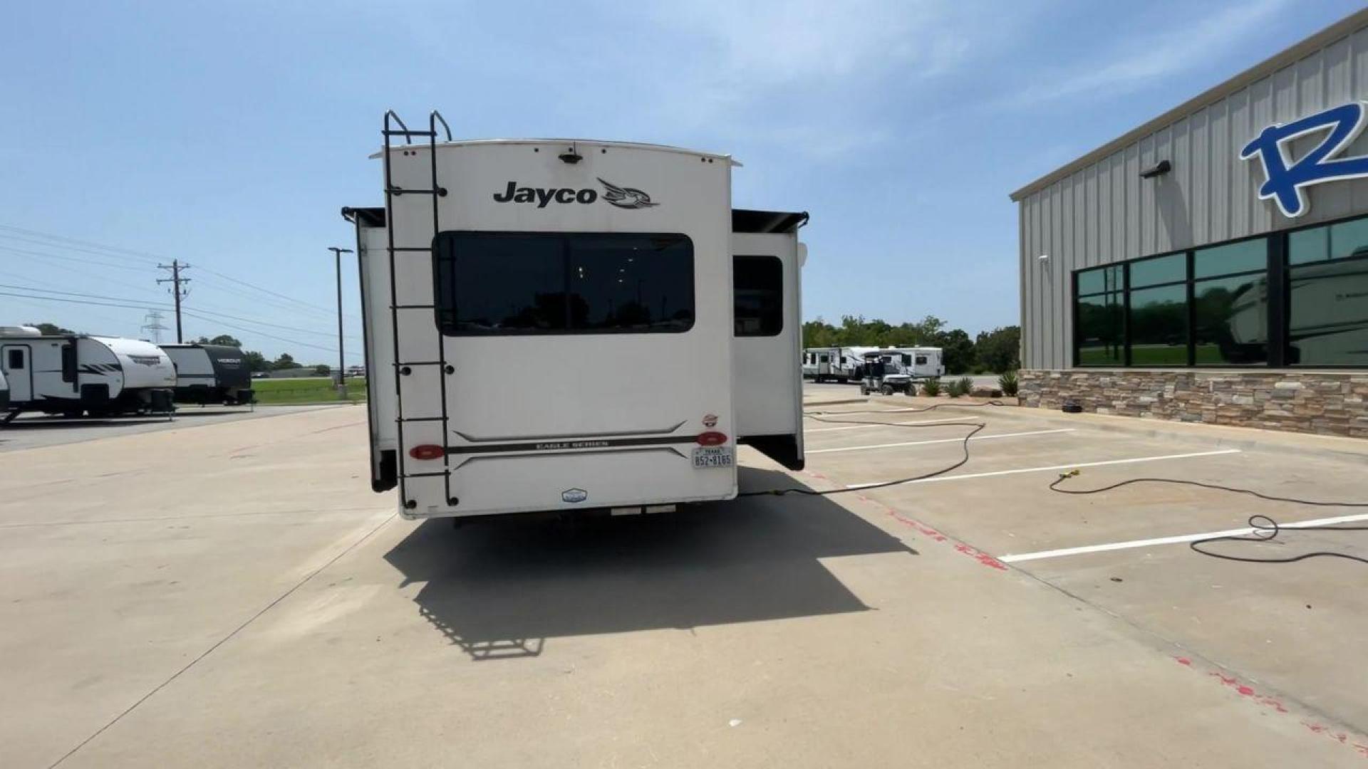 2022 JAYCO EAGLE 321RSTS (1UJCJ0BT7N1) , Length: 36.17 ft. | Dry Weight: 10,580 lbs. | Gross Weight: 12,700 lbs. | Slides: 3 transmission, located at 4319 N Main Street, Cleburne, TX, 76033, (817) 221-0660, 32.435829, -97.384178 - Photo#8