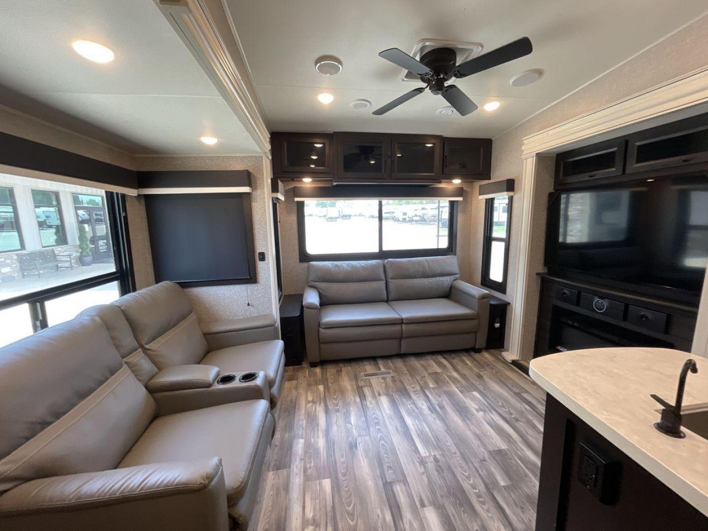 2022 JAYCO EAGLE 321RSTS (1UJCJ0BT7N1) , Length: 36.17 ft. | Dry Weight: 10,580 lbs. | Gross Weight: 12,700 lbs. | Slides: 3 transmission, located at 4319 N Main Street, Cleburne, TX, 76033, (817) 221-0660, 32.435829, -97.384178 - Photo#11