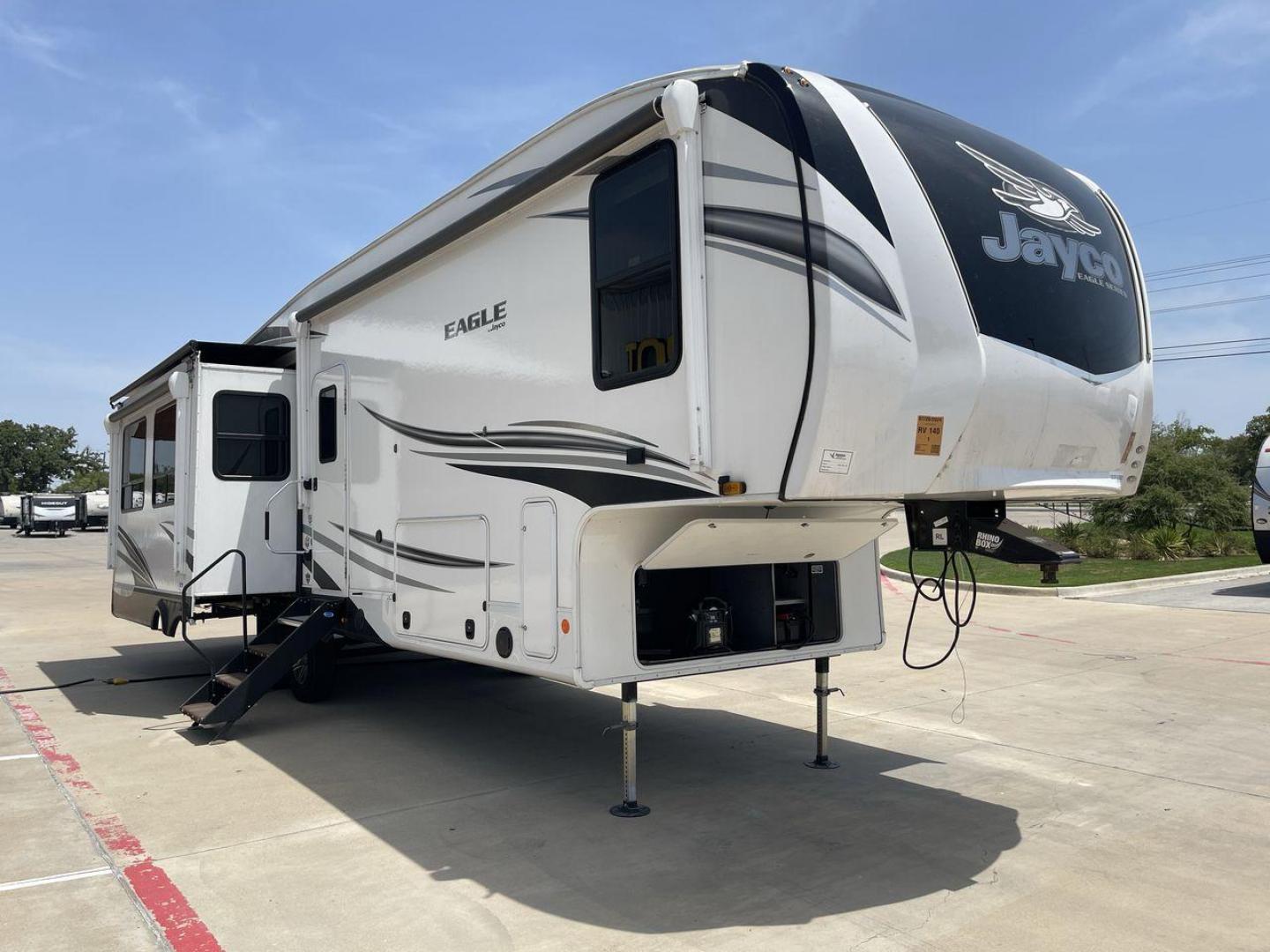 2022 JAYCO EAGLE 321RSTS (1UJCJ0BT7N1) , Length: 36.17 ft. | Dry Weight: 10,580 lbs. | Gross Weight: 12,700 lbs. | Slides: 3 transmission, located at 4319 N Main Street, Cleburne, TX, 76033, (817) 221-0660, 32.435829, -97.384178 - Photo#23