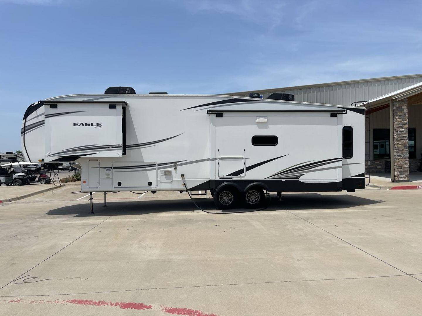 2022 JAYCO EAGLE 321RSTS (1UJCJ0BT7N1) , Length: 36.17 ft. | Dry Weight: 10,580 lbs. | Gross Weight: 12,700 lbs. | Slides: 3 transmission, located at 4319 N Main Street, Cleburne, TX, 76033, (817) 221-0660, 32.435829, -97.384178 - Photo#24