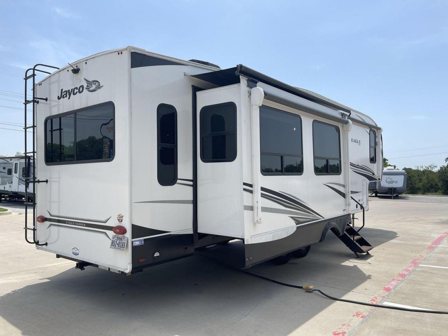 2022 JAYCO EAGLE 321RSTS (1UJCJ0BT7N1) , Length: 36.17 ft. | Dry Weight: 10,580 lbs. | Gross Weight: 12,700 lbs. | Slides: 3 transmission, located at 4319 N Main Street, Cleburne, TX, 76033, (817) 221-0660, 32.435829, -97.384178 - Photo#25