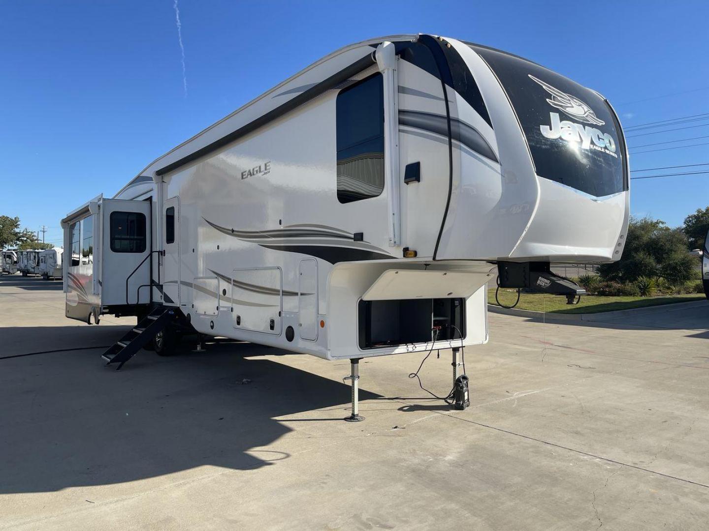 2022 JAYCO EAGLE 355MBQS (1UJCJ0BV9N1) , Length: 42 ft. | Dry Weight: 13,250 lbs. | Gross Weight: 14,995 lbs. | Slides: 4 transmission, located at 4319 N Main Street, Cleburne, TX, 76033, (817) 221-0660, 32.435829, -97.384178 - Photo#23