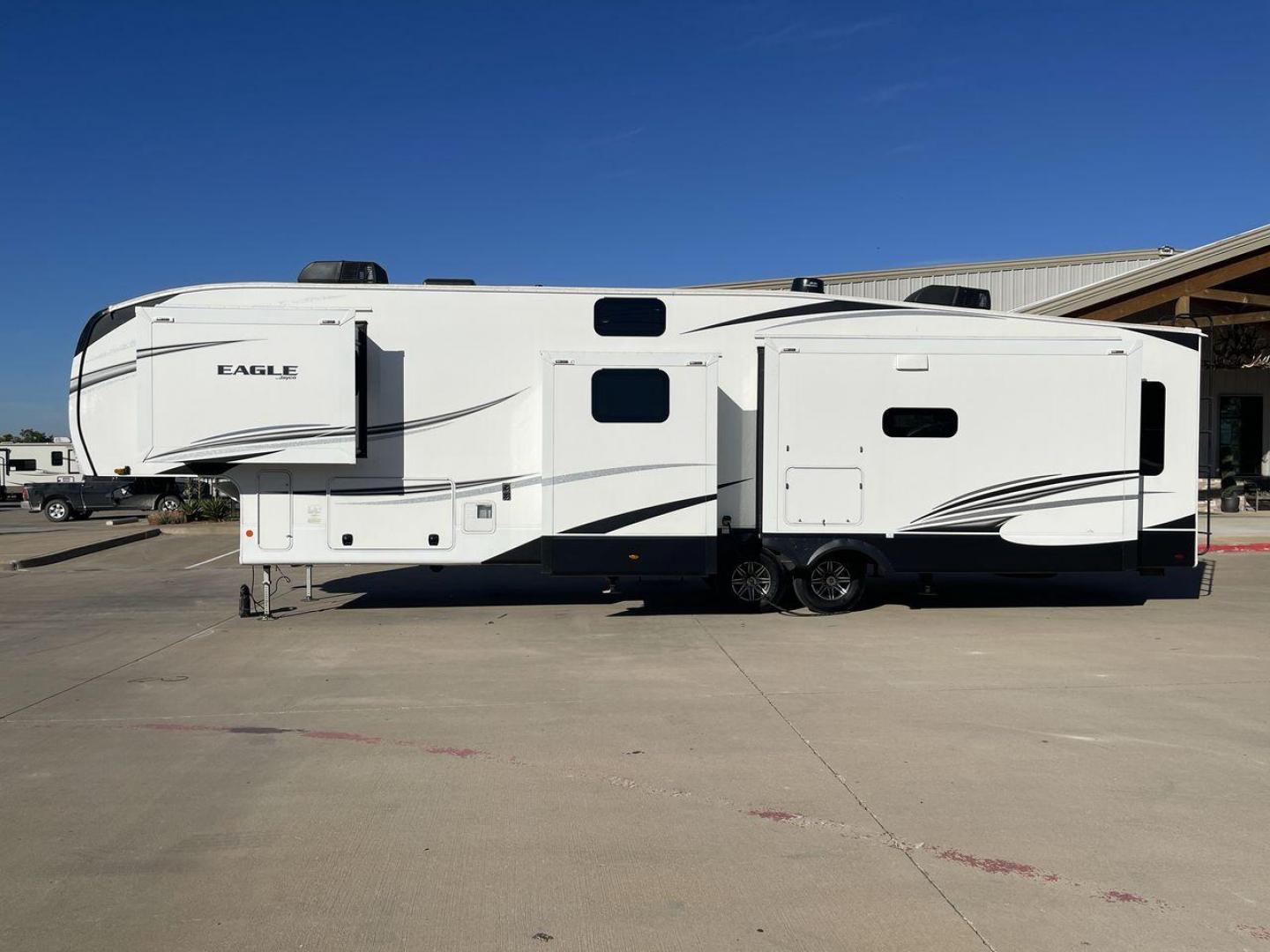 2022 JAYCO EAGLE 355MBQS (1UJCJ0BV9N1) , Length: 42 ft. | Dry Weight: 13,250 lbs. | Gross Weight: 14,995 lbs. | Slides: 4 transmission, located at 4319 N Main Street, Cleburne, TX, 76033, (817) 221-0660, 32.435829, -97.384178 - Photo#24