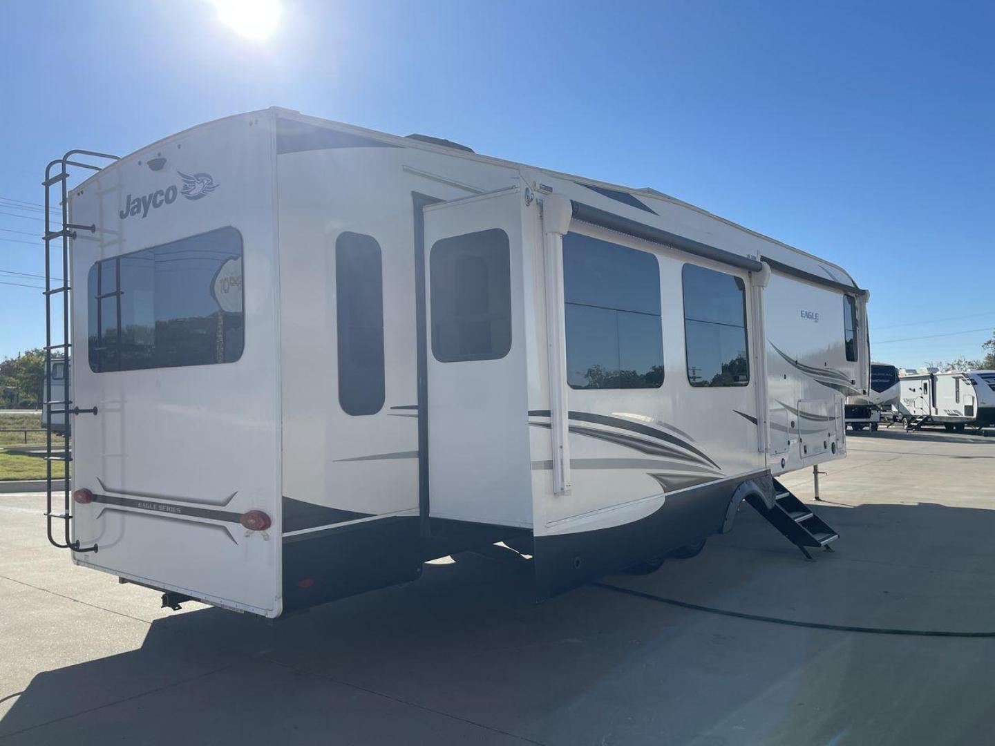 2022 JAYCO EAGLE 355MBQS (1UJCJ0BV9N1) , Length: 42 ft. | Dry Weight: 13,250 lbs. | Gross Weight: 14,995 lbs. | Slides: 4 transmission, located at 4319 N Main Street, Cleburne, TX, 76033, (817) 221-0660, 32.435829, -97.384178 - Photo#25