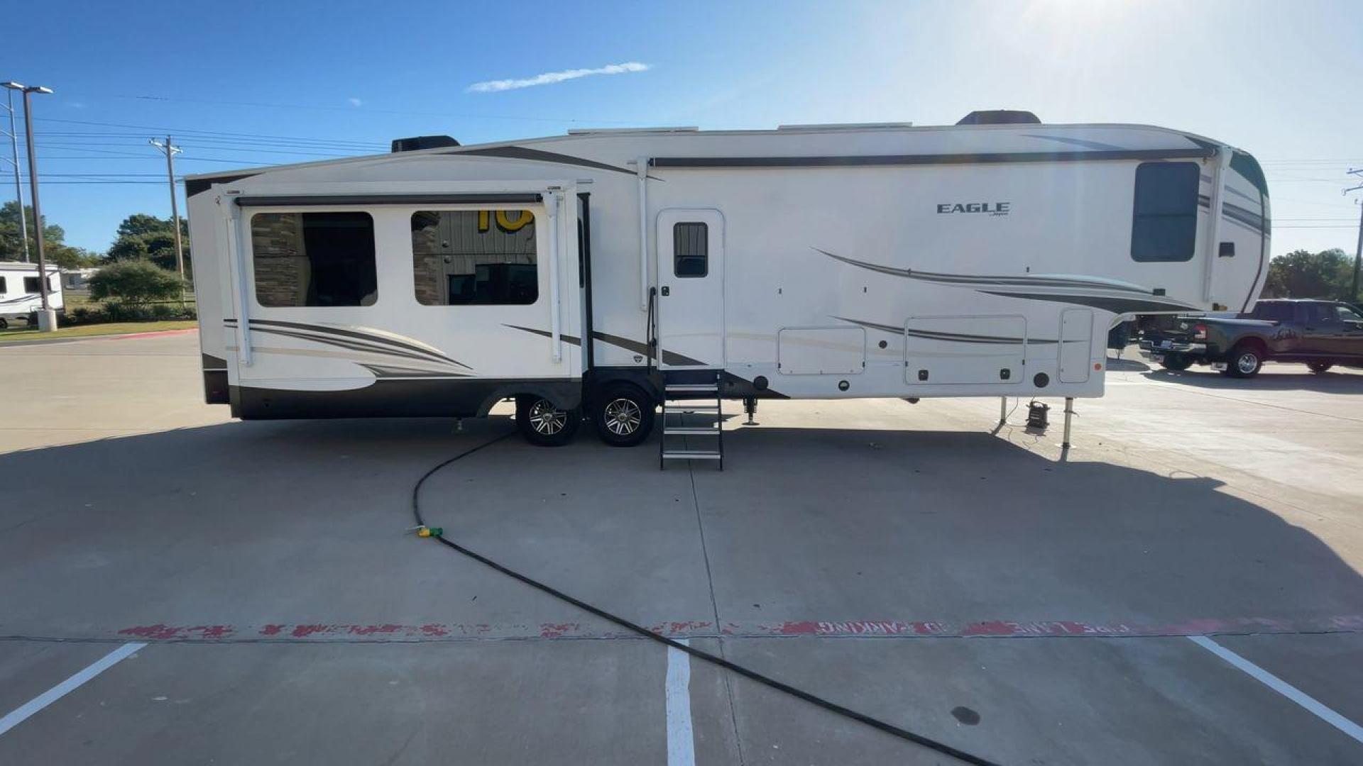 2022 JAYCO EAGLE 355MBQS (1UJCJ0BV9N1) , Length: 42 ft. | Dry Weight: 13,250 lbs. | Gross Weight: 14,995 lbs. | Slides: 4 transmission, located at 4319 N Main Street, Cleburne, TX, 76033, (817) 221-0660, 32.435829, -97.384178 - Photo#2