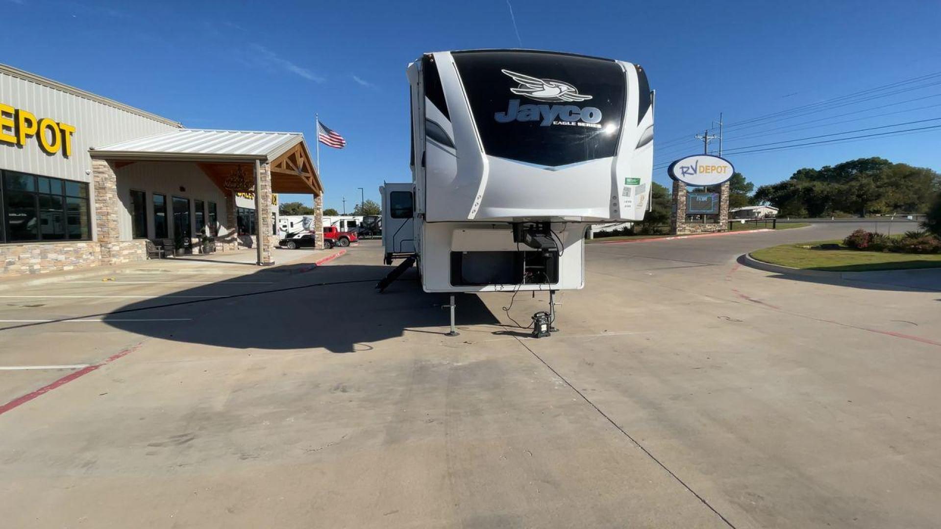 2022 JAYCO EAGLE 355MBQS (1UJCJ0BV9N1) , Length: 42 ft. | Dry Weight: 13,250 lbs. | Gross Weight: 14,995 lbs. | Slides: 4 transmission, located at 4319 N Main Street, Cleburne, TX, 76033, (817) 221-0660, 32.435829, -97.384178 - Photo#4