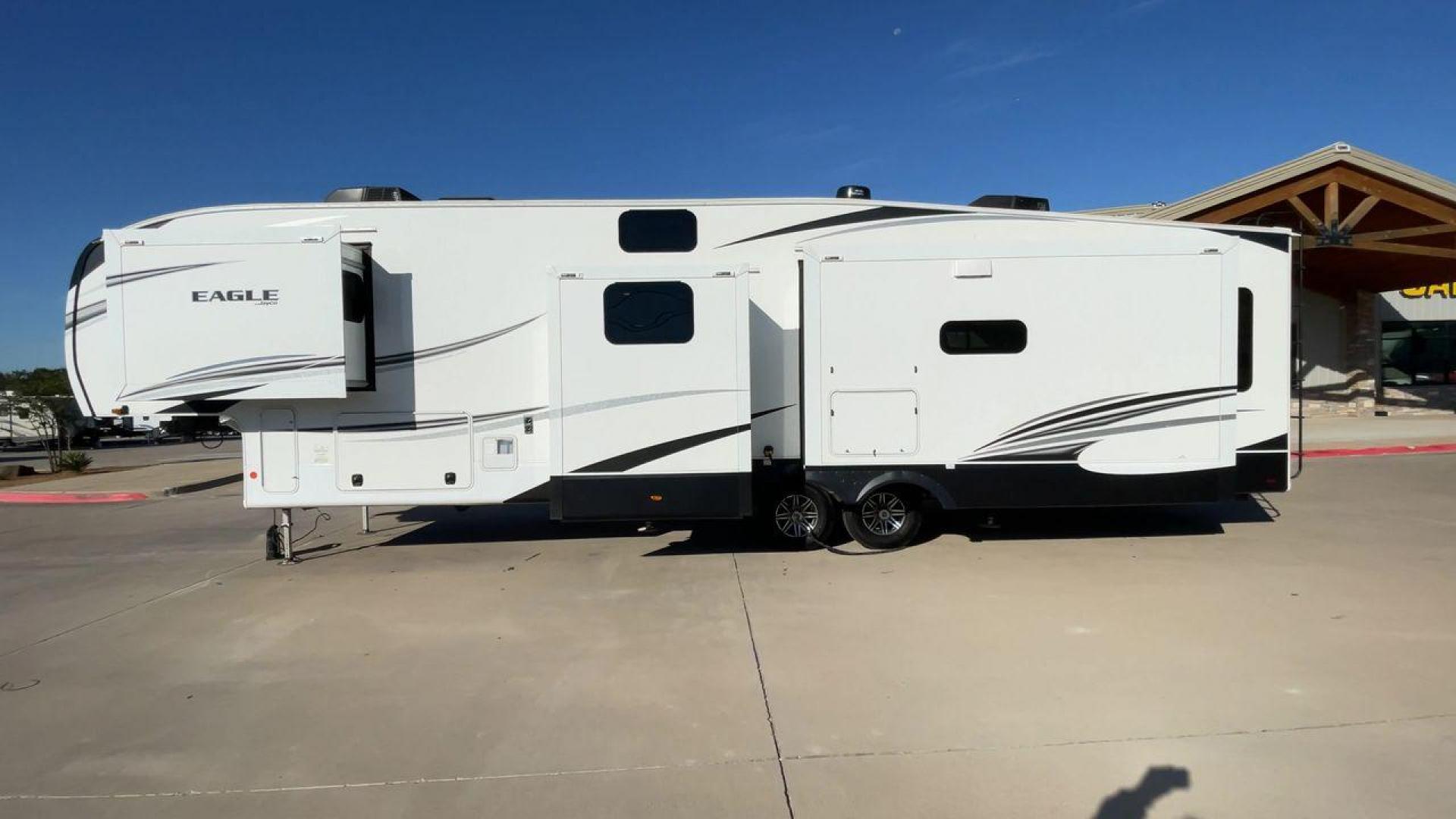 2022 JAYCO EAGLE 355MBQS (1UJCJ0BV9N1) , Length: 42 ft. | Dry Weight: 13,250 lbs. | Gross Weight: 14,995 lbs. | Slides: 4 transmission, located at 4319 N Main Street, Cleburne, TX, 76033, (817) 221-0660, 32.435829, -97.384178 - Photo#6