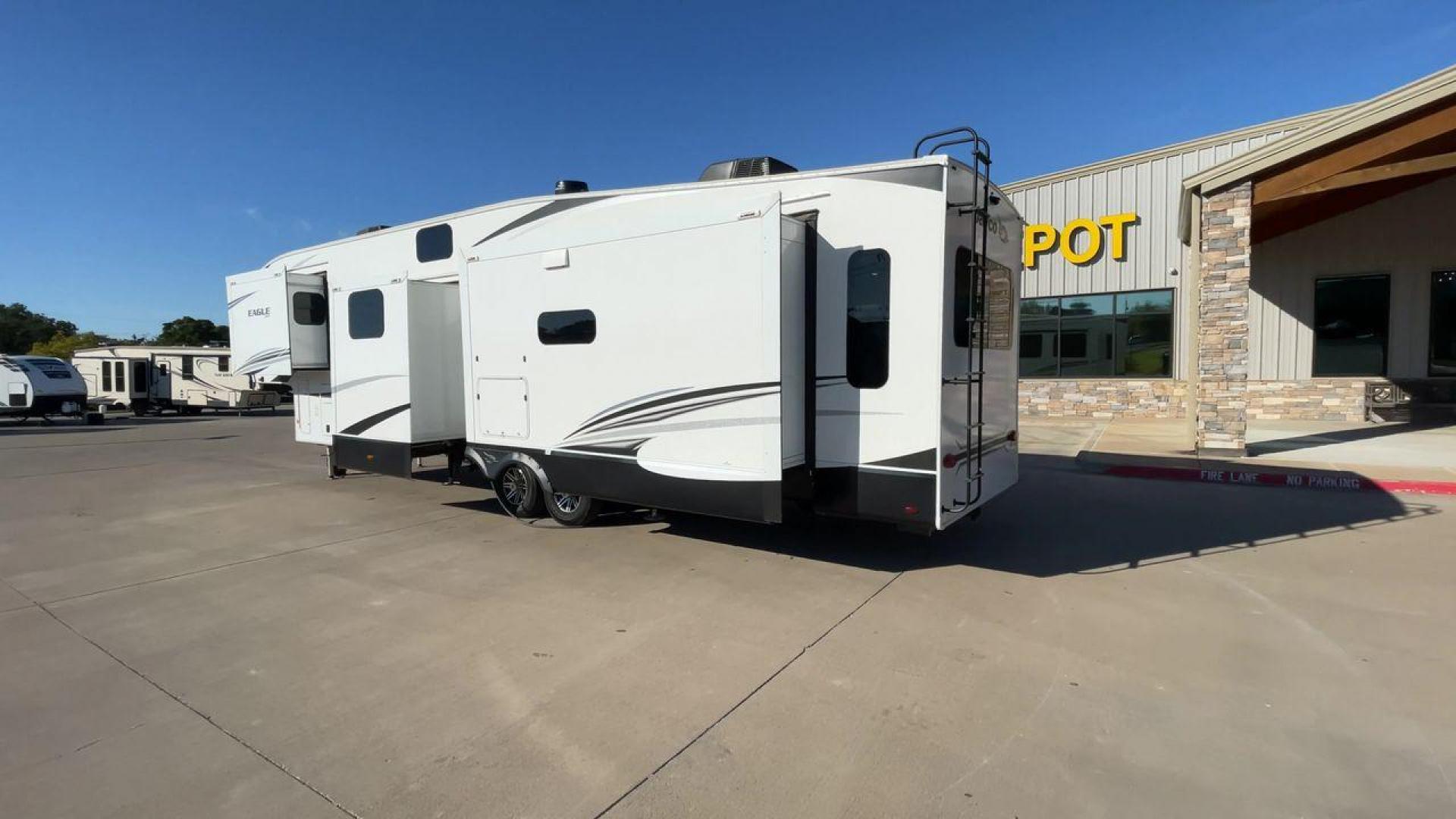 2022 JAYCO EAGLE 355MBQS (1UJCJ0BV9N1) , Length: 42 ft. | Dry Weight: 13,250 lbs. | Gross Weight: 14,995 lbs. | Slides: 4 transmission, located at 4319 N Main Street, Cleburne, TX, 76033, (817) 221-0660, 32.435829, -97.384178 - Photo#7