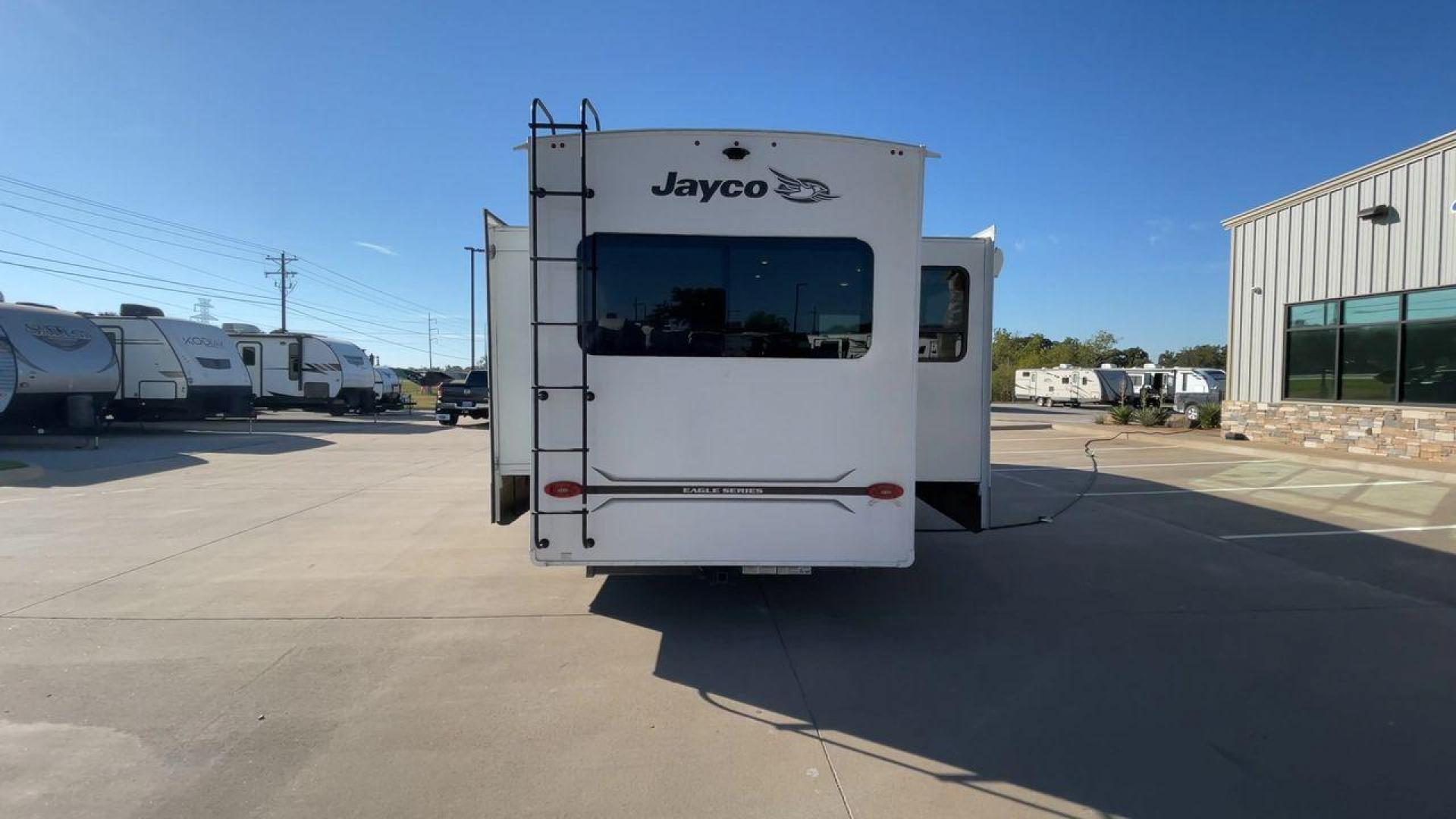 2022 JAYCO EAGLE 355MBQS (1UJCJ0BV9N1) , Length: 42 ft. | Dry Weight: 13,250 lbs. | Gross Weight: 14,995 lbs. | Slides: 4 transmission, located at 4319 N Main Street, Cleburne, TX, 76033, (817) 221-0660, 32.435829, -97.384178 - Photo#8