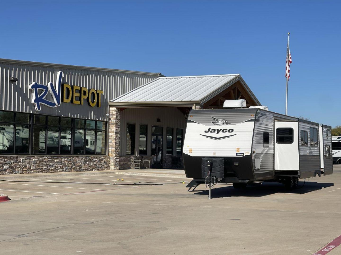 2022 JAYCO JAYFLIGHT 32BHDS (1UJBJ0BT3N1) , Length: 36.3 ft. | Dry Weight: 7,915 lbs. | Gross Weight: 10,250 lbs. | Slides: 2 transmission, located at 4319 N Main Street, Cleburne, TX, 76033, (817) 221-0660, 32.435829, -97.384178 - Photo#0