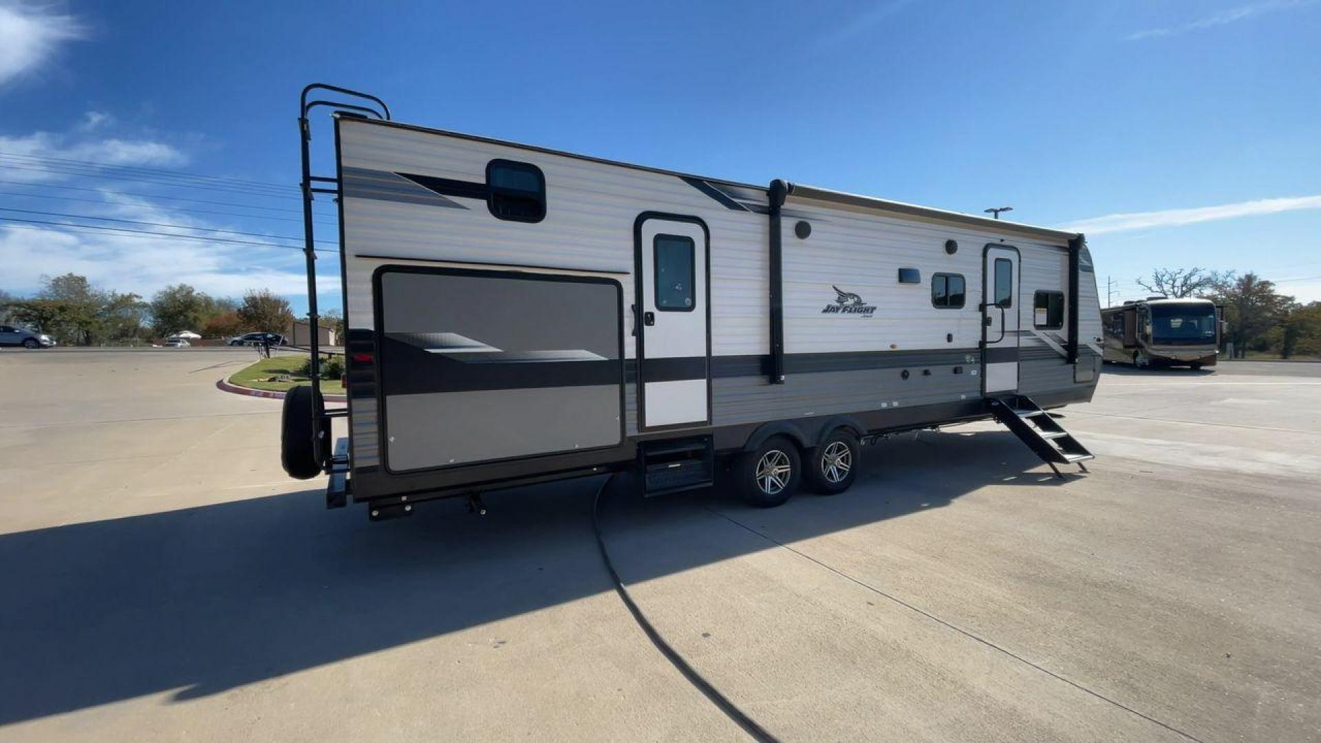 2022 JAYCO JAYFLIGHT 32BHDS (1UJBJ0BT3N1) , Length: 36.3 ft. | Dry Weight: 7,915 lbs. | Gross Weight: 10,250 lbs. | Slides: 2 transmission, located at 4319 N Main Street, Cleburne, TX, 76033, (817) 221-0660, 32.435829, -97.384178 - Photo#1