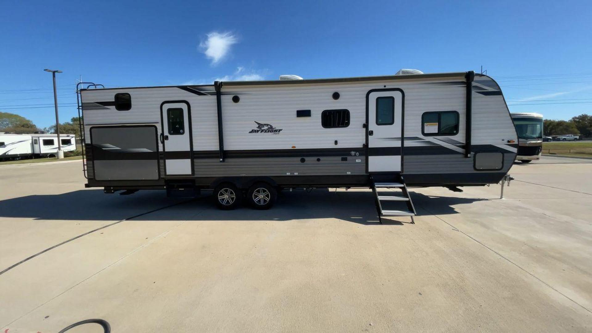 2022 JAYCO JAYFLIGHT 32BHDS (1UJBJ0BT3N1) , Length: 36.3 ft. | Dry Weight: 7,915 lbs. | Gross Weight: 10,250 lbs. | Slides: 2 transmission, located at 4319 N Main Street, Cleburne, TX, 76033, (817) 221-0660, 32.435829, -97.384178 - Photo#2