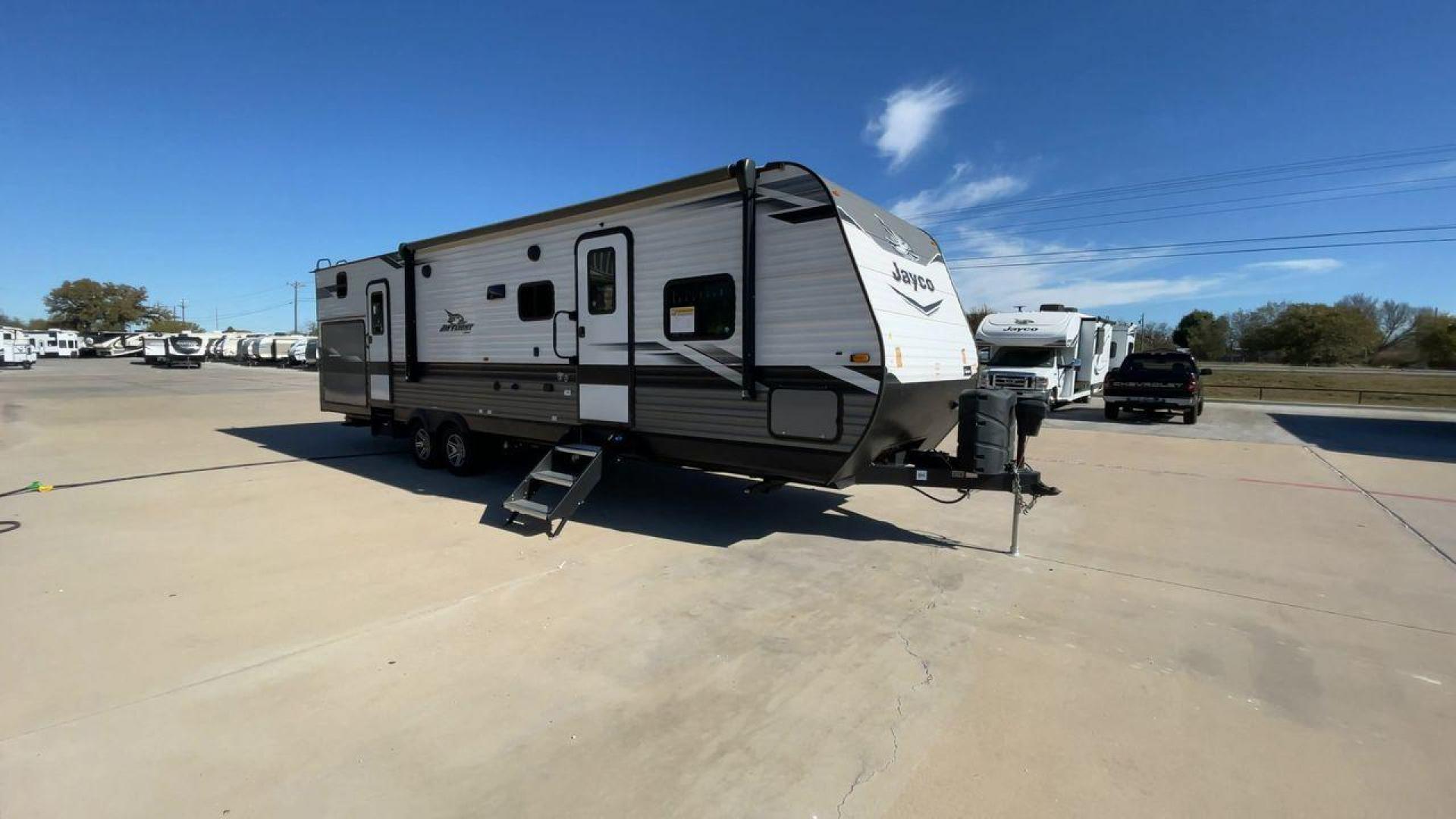 2022 JAYCO JAYFLIGHT 32BHDS (1UJBJ0BT3N1) , Length: 36.3 ft. | Dry Weight: 7,915 lbs. | Gross Weight: 10,250 lbs. | Slides: 2 transmission, located at 4319 N Main Street, Cleburne, TX, 76033, (817) 221-0660, 32.435829, -97.384178 - Photo#3