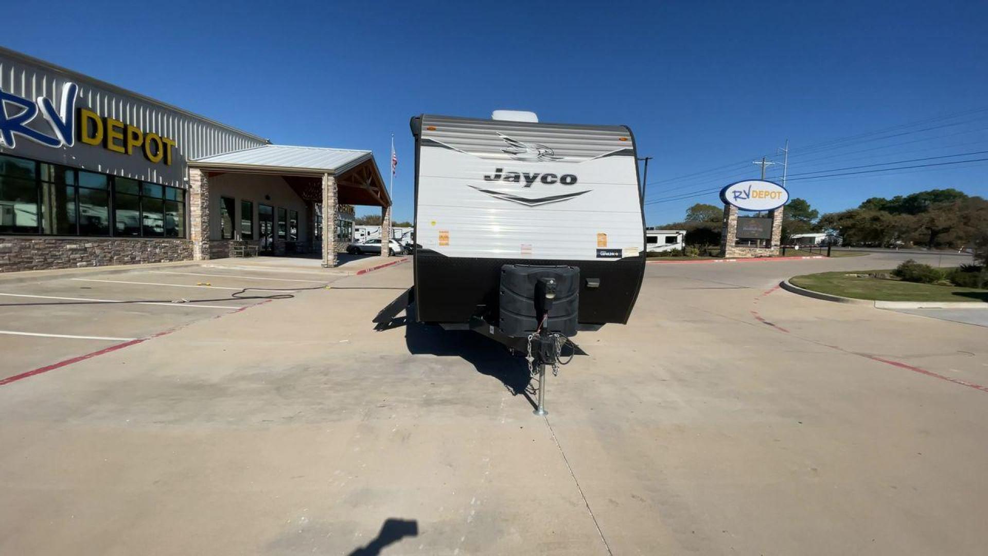 2022 JAYCO JAYFLIGHT 32BHDS (1UJBJ0BT3N1) , Length: 36.3 ft. | Dry Weight: 7,915 lbs. | Gross Weight: 10,250 lbs. | Slides: 2 transmission, located at 4319 N Main Street, Cleburne, TX, 76033, (817) 221-0660, 32.435829, -97.384178 - Photo#4