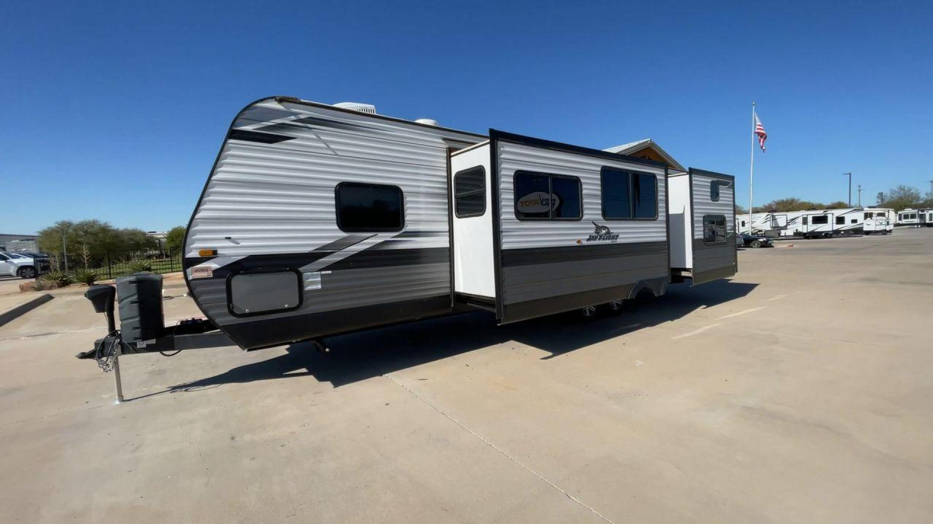 2022 JAYCO JAYFLIGHT 32BHDS (1UJBJ0BT3N1) , Length: 36.3 ft. | Dry Weight: 7,915 lbs. | Gross Weight: 10,250 lbs. | Slides: 2 transmission, located at 4319 N Main Street, Cleburne, TX, 76033, (817) 221-0660, 32.435829, -97.384178 - Photo#5