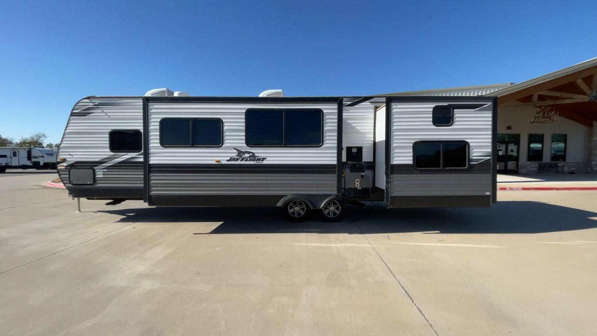 2022 JAYCO JAYFLIGHT 32BHDS (1UJBJ0BT3N1) , Length: 36.3 ft. | Dry Weight: 7,915 lbs. | Gross Weight: 10,250 lbs. | Slides: 2 transmission, located at 4319 N Main Street, Cleburne, TX, 76033, (817) 221-0660, 32.435829, -97.384178 - Photo#6