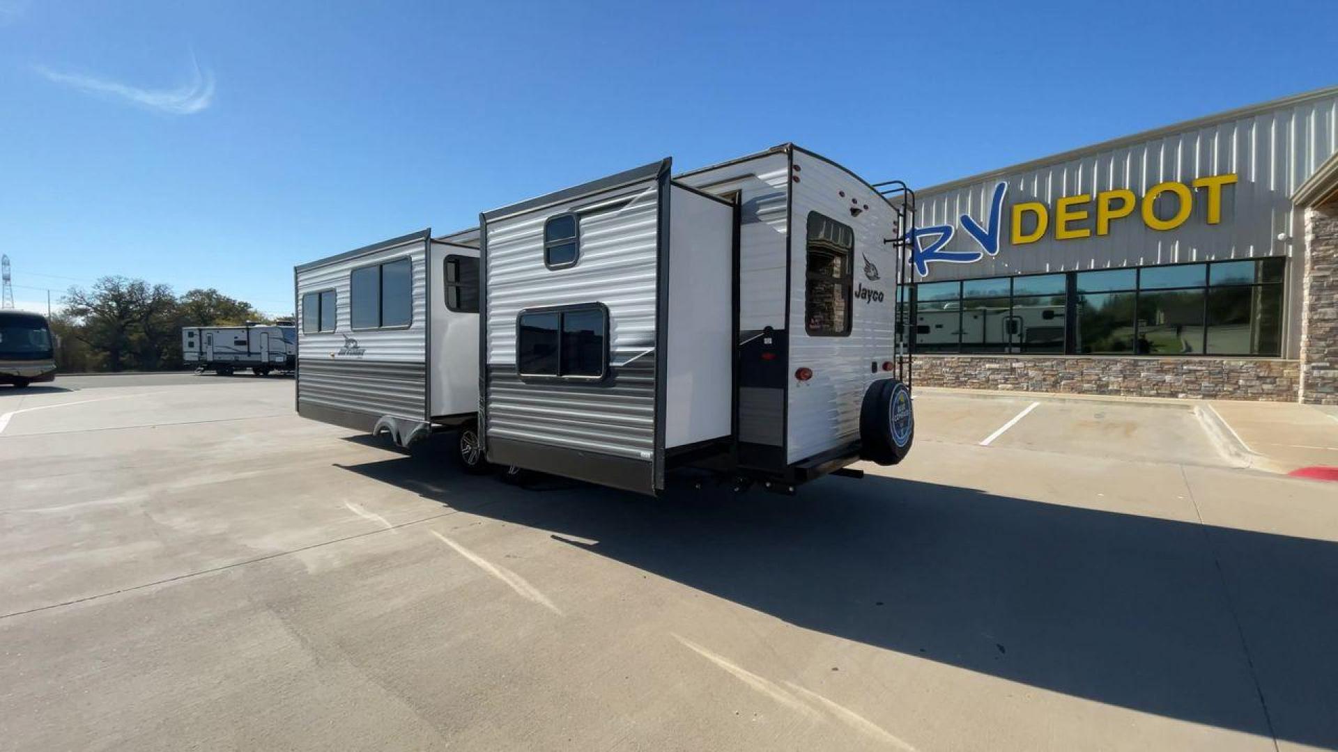 2022 JAYCO JAYFLIGHT 32BHDS (1UJBJ0BT3N1) , Length: 36.3 ft. | Dry Weight: 7,915 lbs. | Gross Weight: 10,250 lbs. | Slides: 2 transmission, located at 4319 N Main Street, Cleburne, TX, 76033, (817) 221-0660, 32.435829, -97.384178 - Photo#7