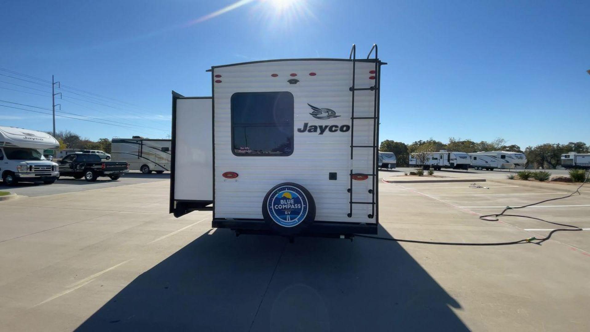 2022 JAYCO JAYFLIGHT 32BHDS (1UJBJ0BT3N1) , Length: 36.3 ft. | Dry Weight: 7,915 lbs. | Gross Weight: 10,250 lbs. | Slides: 2 transmission, located at 4319 N Main Street, Cleburne, TX, 76033, (817) 221-0660, 32.435829, -97.384178 - Photo#8