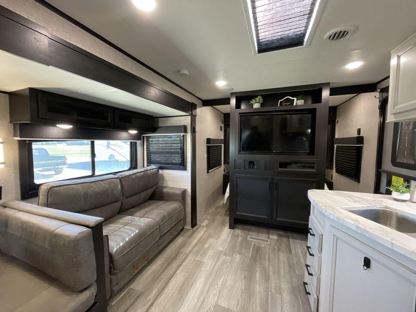 2022 JAYCO JAYFLIGHT 32BHDS (1UJBJ0BT3N1) , Length: 36.3 ft. | Dry Weight: 7,915 lbs. | Gross Weight: 10,250 lbs. | Slides: 2 transmission, located at 4319 N Main Street, Cleburne, TX, 76033, (817) 221-0660, 32.435829, -97.384178 - Photo#11