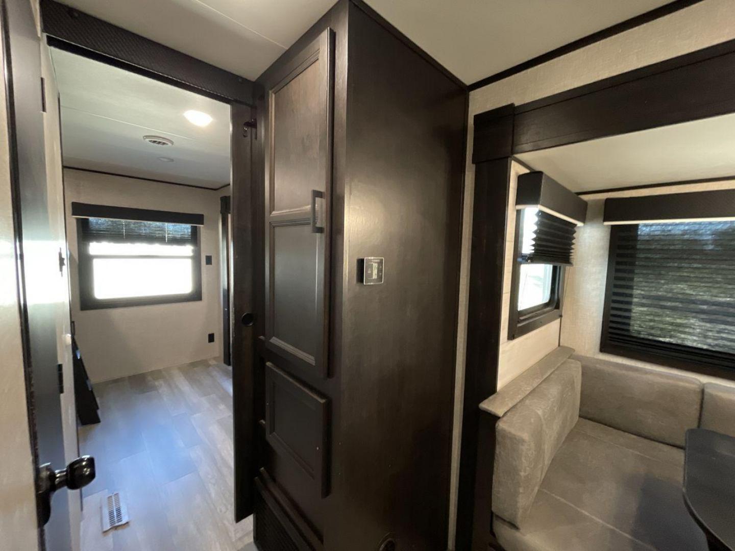 2022 JAYCO JAYFLIGHT 32BHDS (1UJBJ0BT3N1) , Length: 36.3 ft. | Dry Weight: 7,915 lbs. | Gross Weight: 10,250 lbs. | Slides: 2 transmission, located at 4319 N Main Street, Cleburne, TX, 76033, (817) 221-0660, 32.435829, -97.384178 - Photo#13