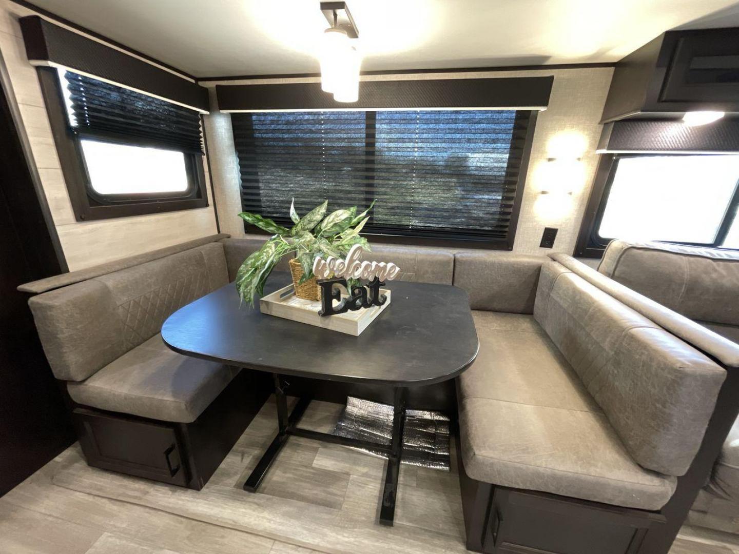 2022 JAYCO JAYFLIGHT 32BHDS (1UJBJ0BT3N1) , Length: 36.3 ft. | Dry Weight: 7,915 lbs. | Gross Weight: 10,250 lbs. | Slides: 2 transmission, located at 4319 N Main Street, Cleburne, TX, 76033, (817) 221-0660, 32.435829, -97.384178 - Photo#14