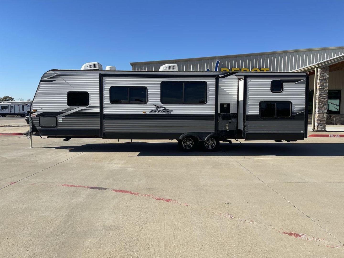 2022 JAYCO JAYFLIGHT 32BHDS (1UJBJ0BT3N1) , Length: 36.3 ft. | Dry Weight: 7,915 lbs. | Gross Weight: 10,250 lbs. | Slides: 2 transmission, located at 4319 N Main Street, Cleburne, TX, 76033, (817) 221-0660, 32.435829, -97.384178 - Photo#24